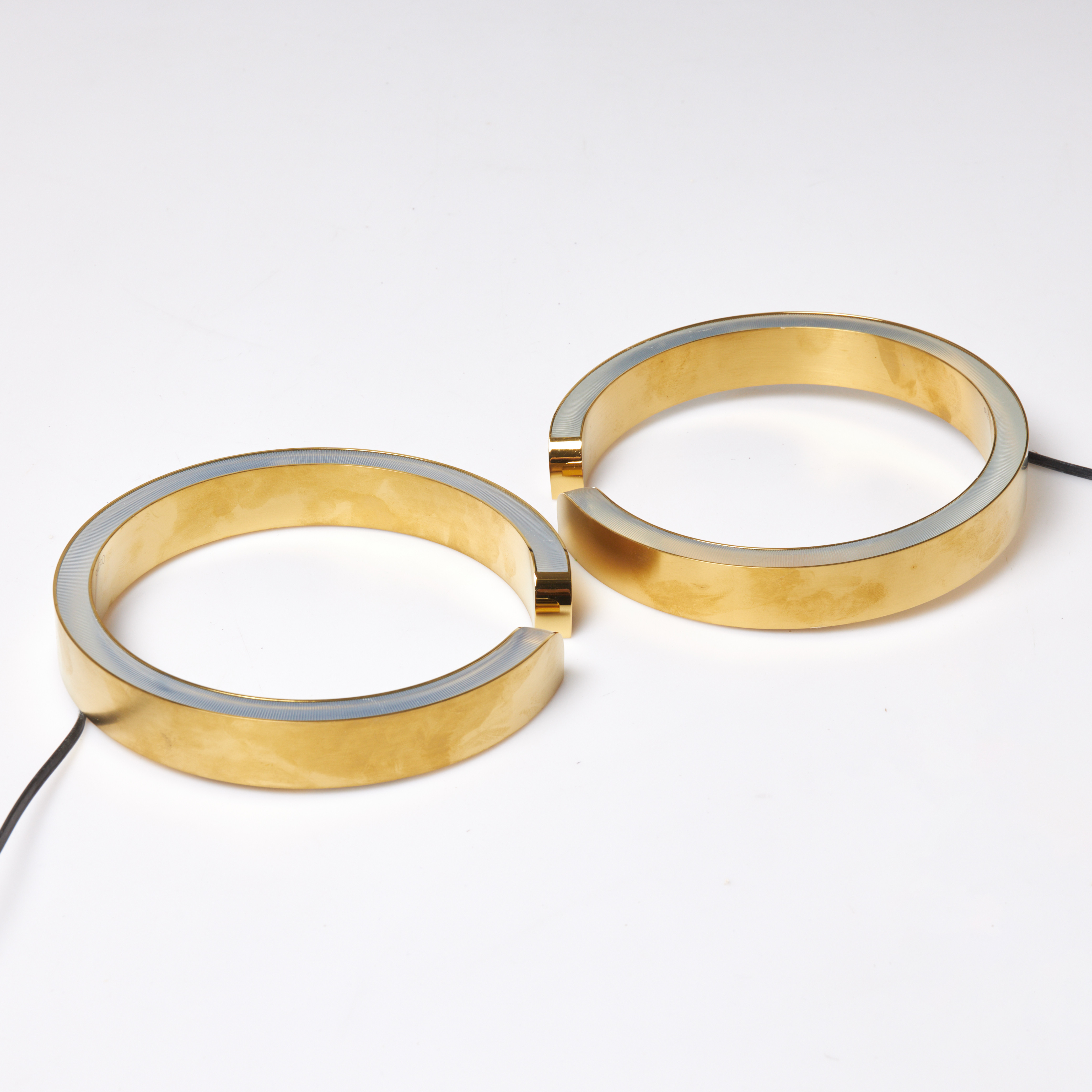 AXEL MEISE. TAK/VÄGGLAMPOR, 2 st, "Mito Soffitto 20 Flat", för Occhio, mässing/bronze.