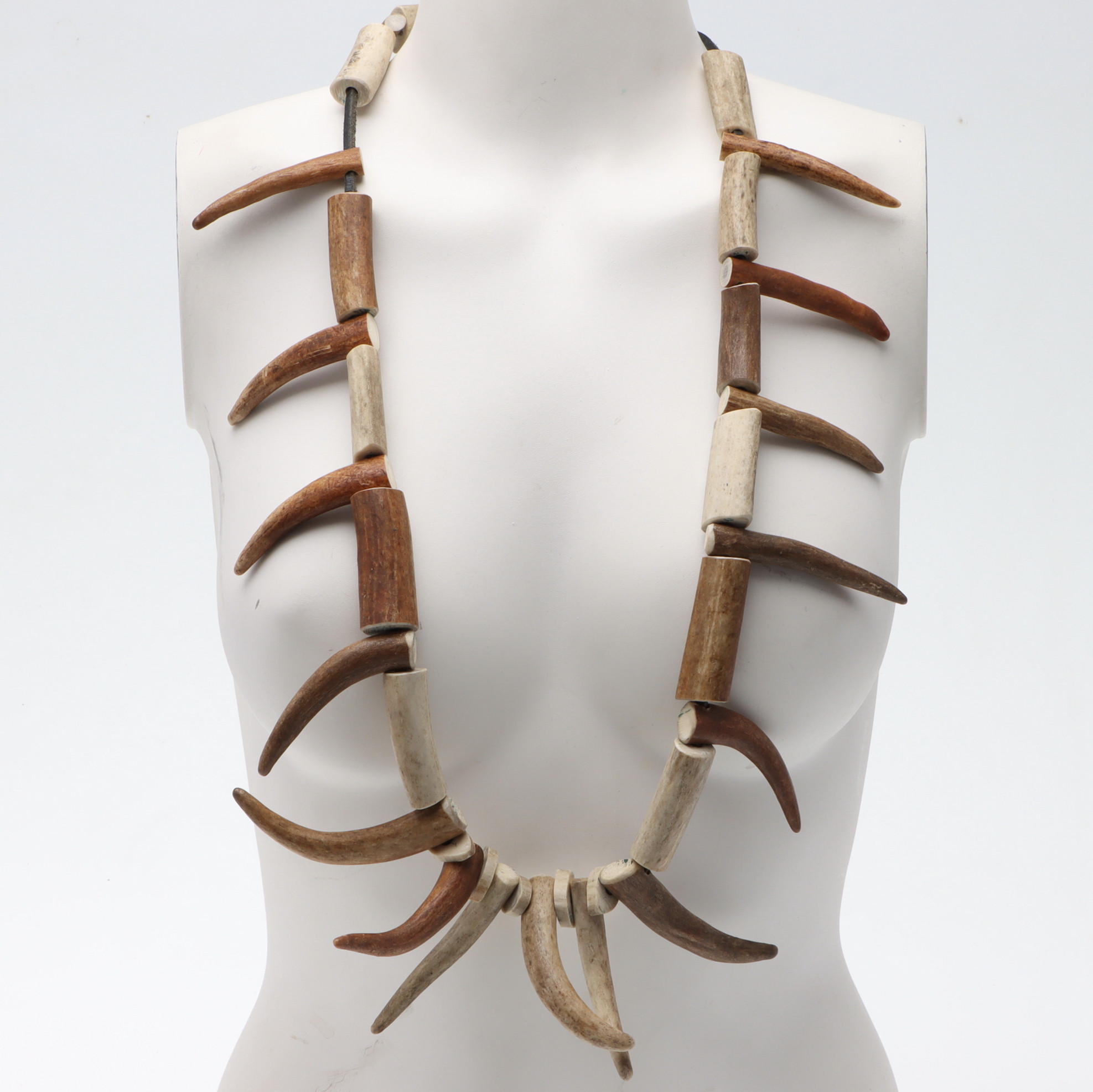 COLLIER, Schaman, ben & läder, 1900-talets senare del.