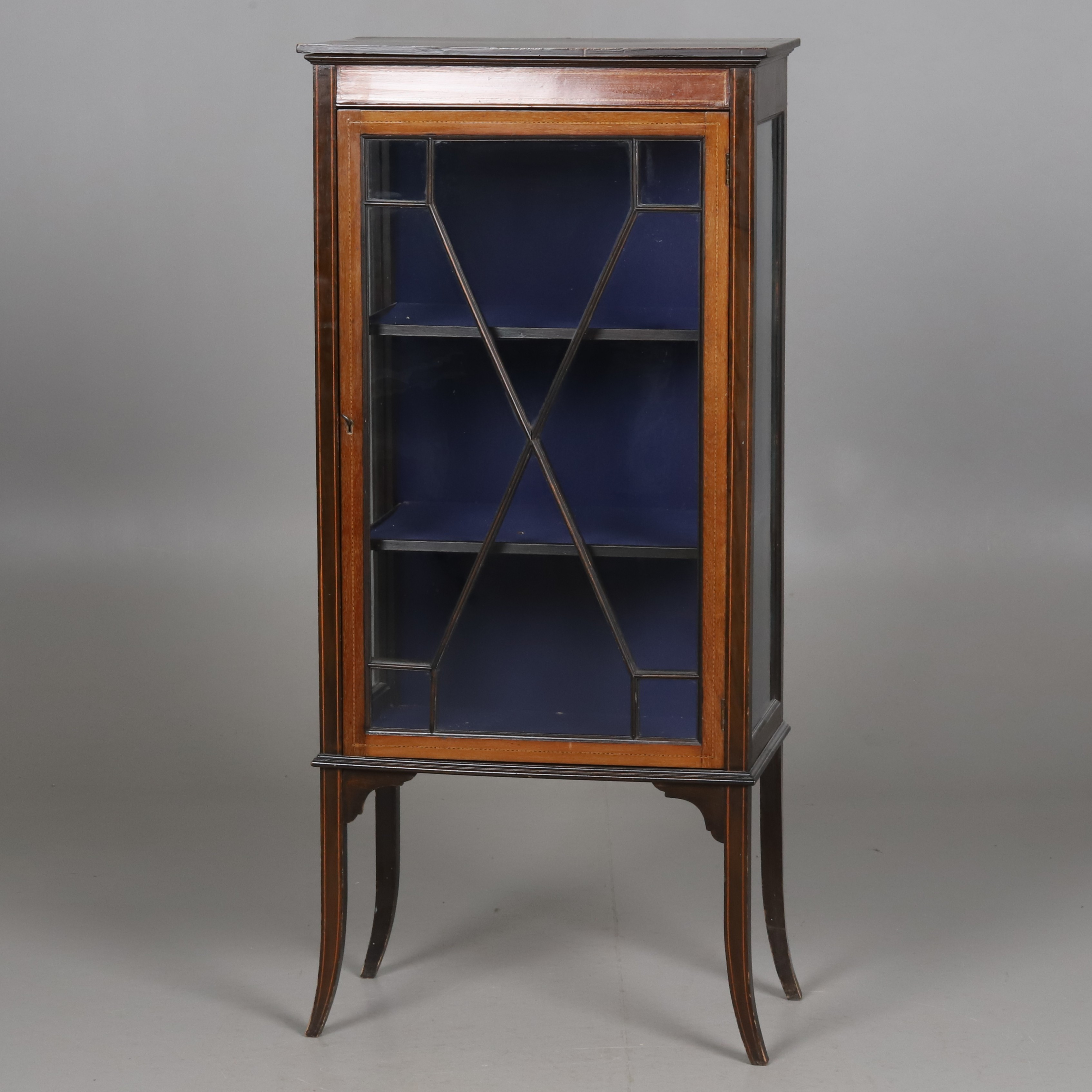 VITRINSKÅP, mahogny, intarsia, glas, 1900-tal.