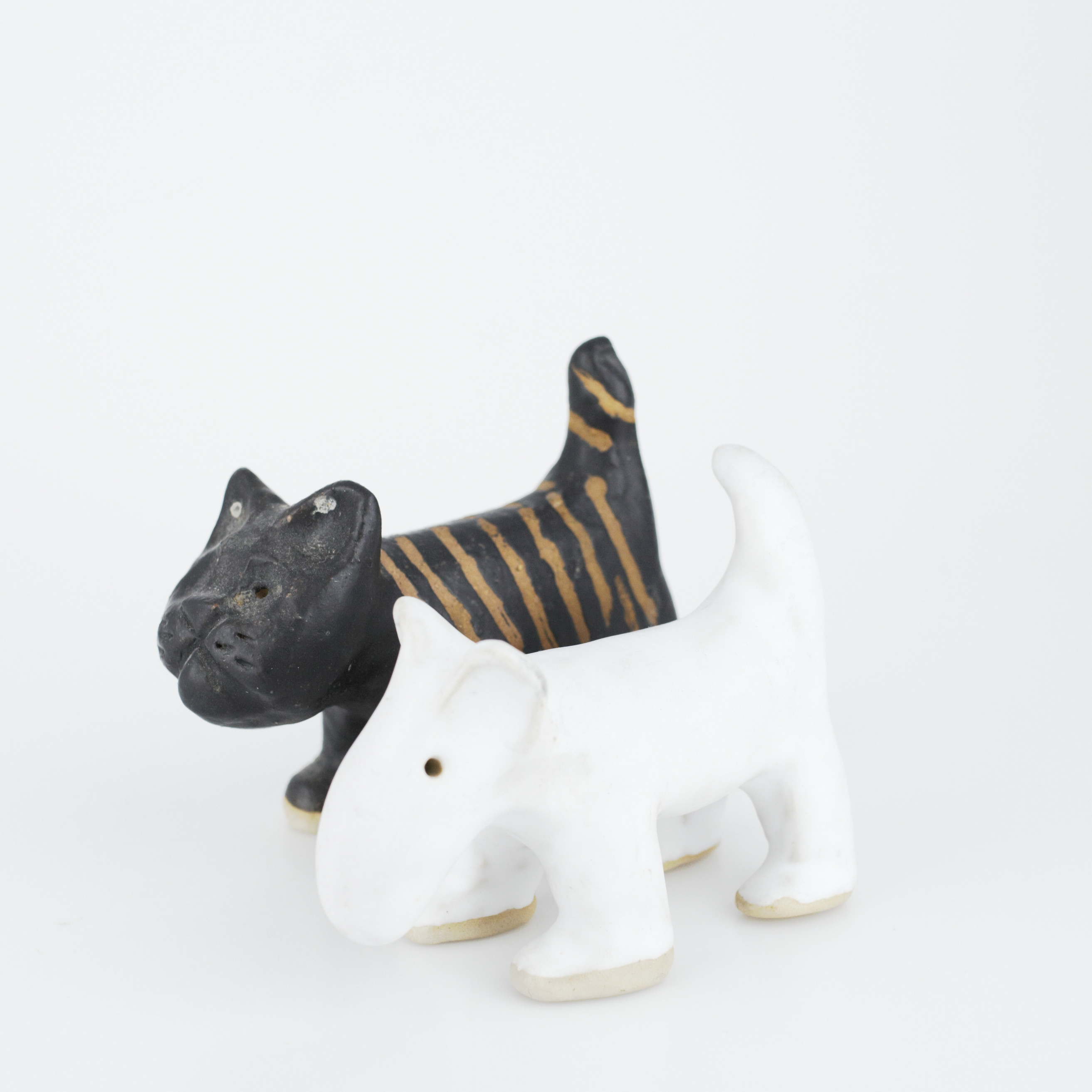 FIGURINER, bullterrier och katt, glaserat stengods, otydligt signerade.