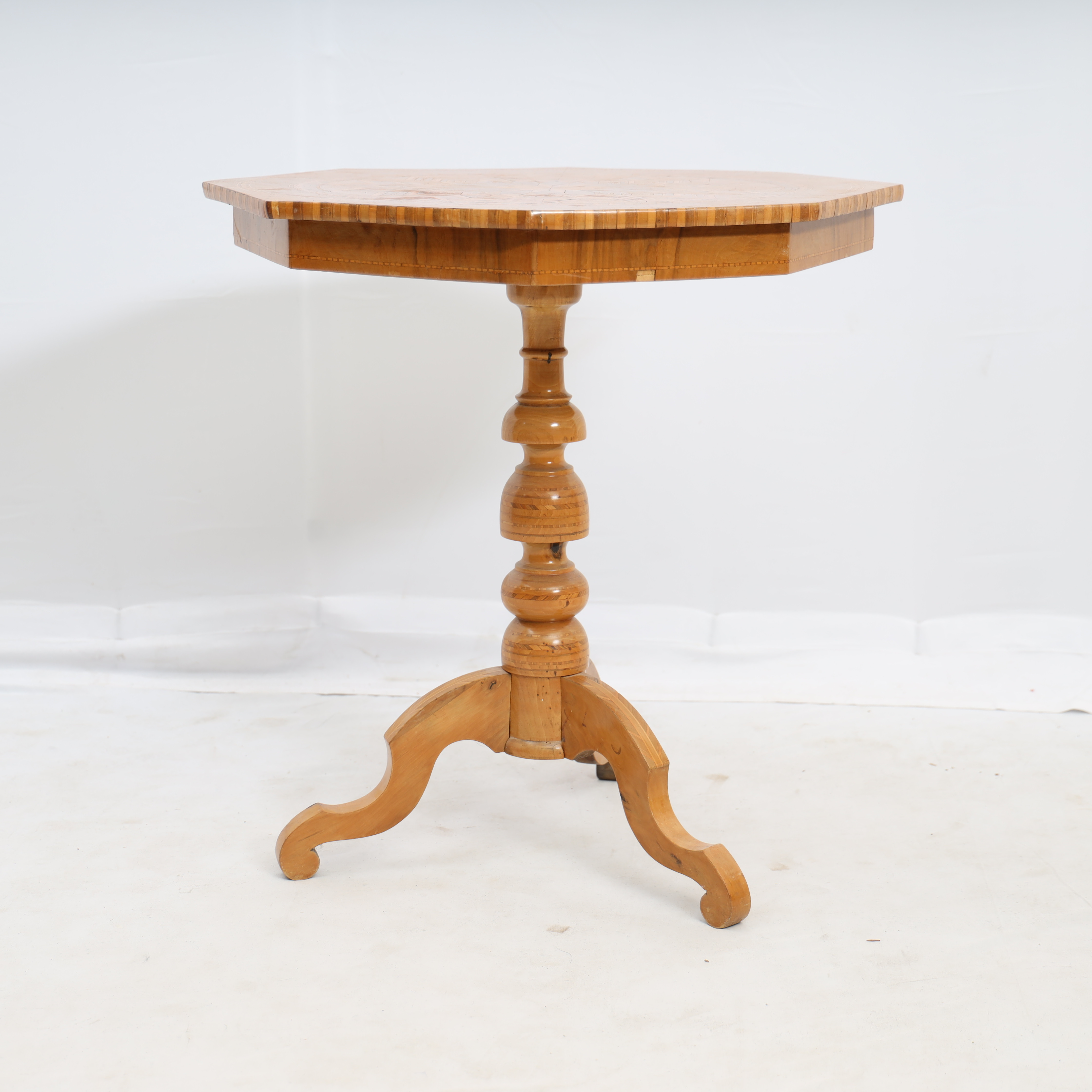 PELARBORD, sk, tändsticksbord, med oktagonal skiva, 1800-tal, fanerat med intarsia.