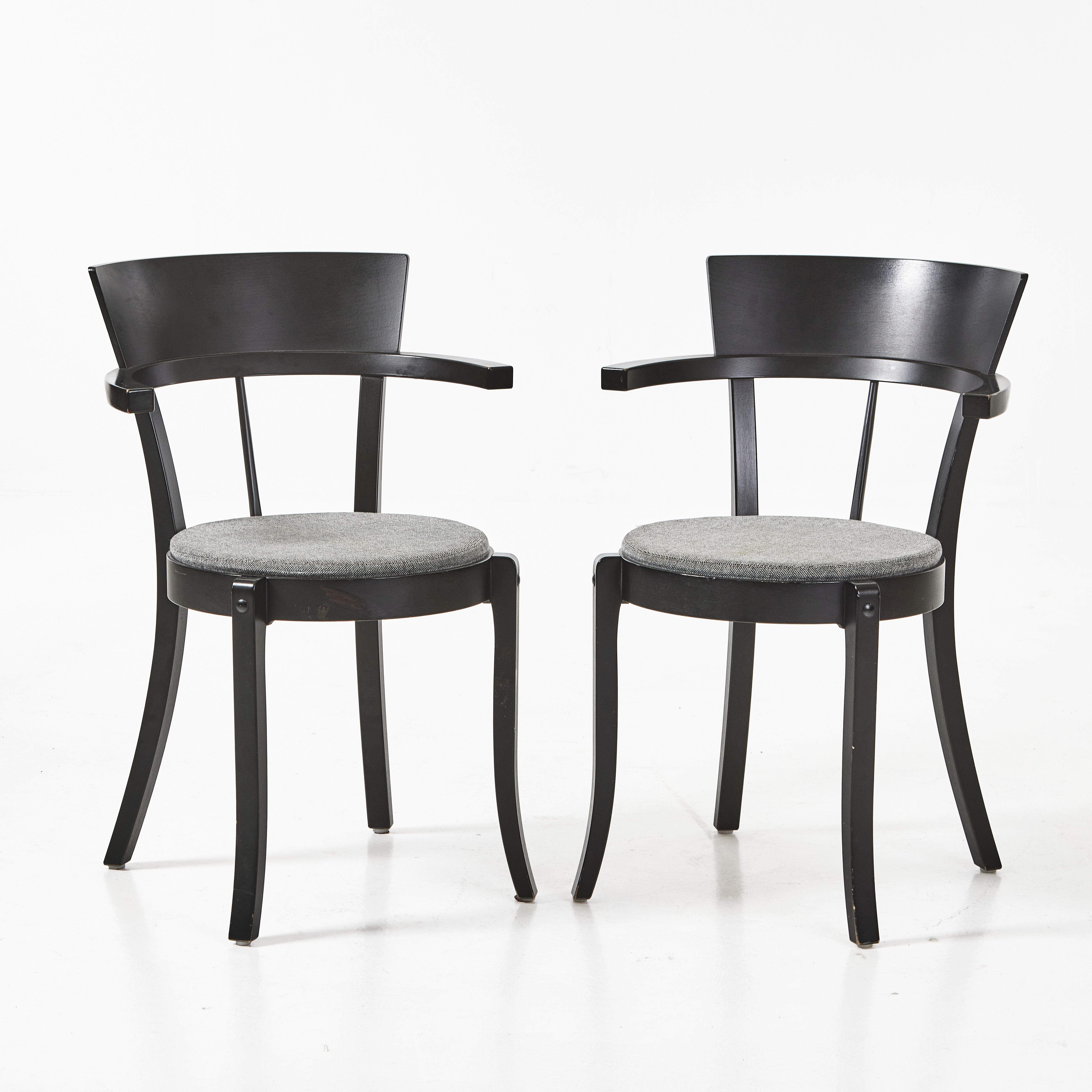 ÅKE AXELSSON. Karmstolar, ett par, stämpelmärkta, Gärsnäs, 2012.