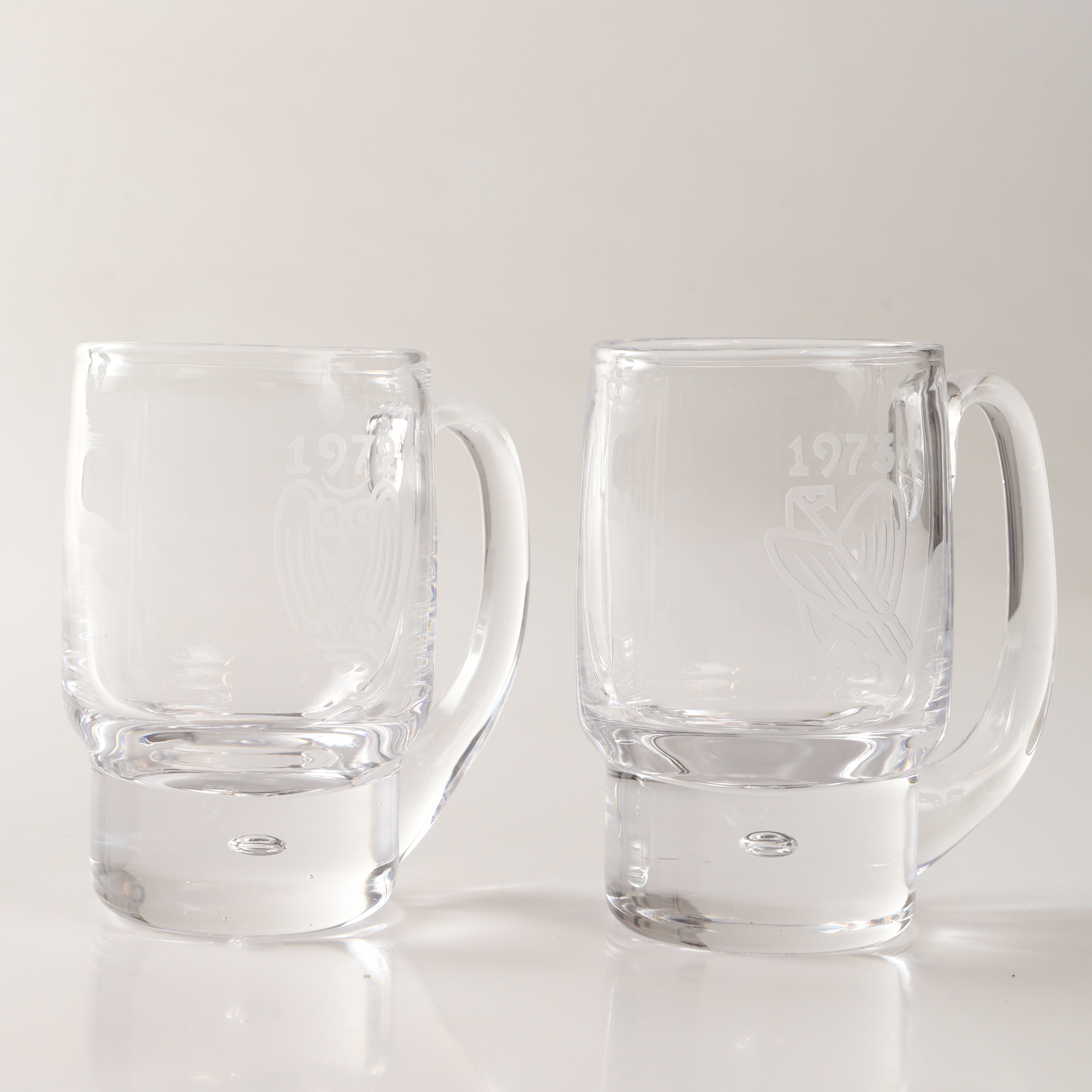 VICKE LINDSTRAND. Ölsejdar, 2 stycken, glas, Kosta, signerade, 1972-1973.