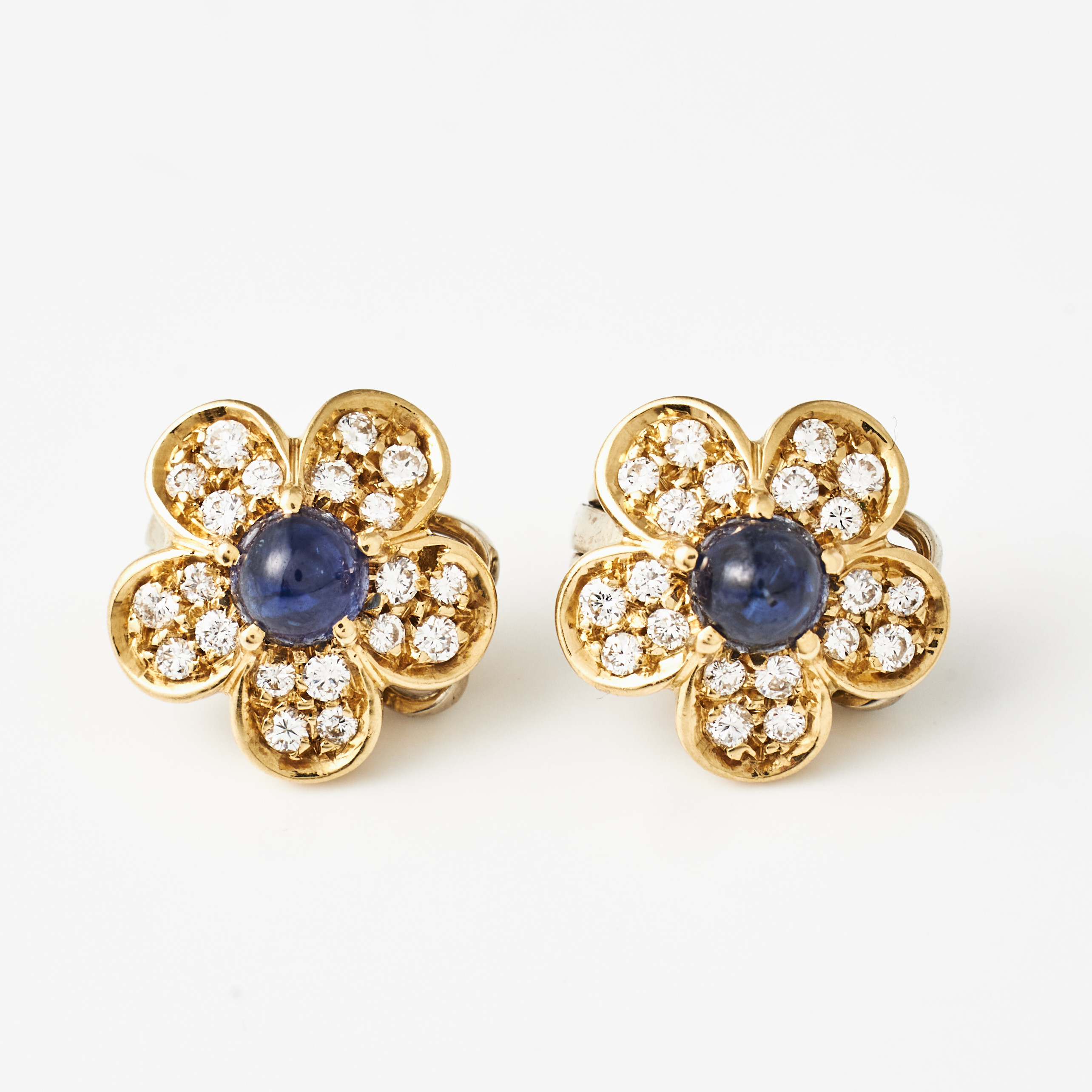 ÖRHÄNGEN/CLIPS, 1 par, 18 k röd/vitguld, blomform, sockertoppsslipade safirer, 40 briljanter totalt ca 0,40 ct, troligen italiensk tillverkning, svensk kontrollstämpel.