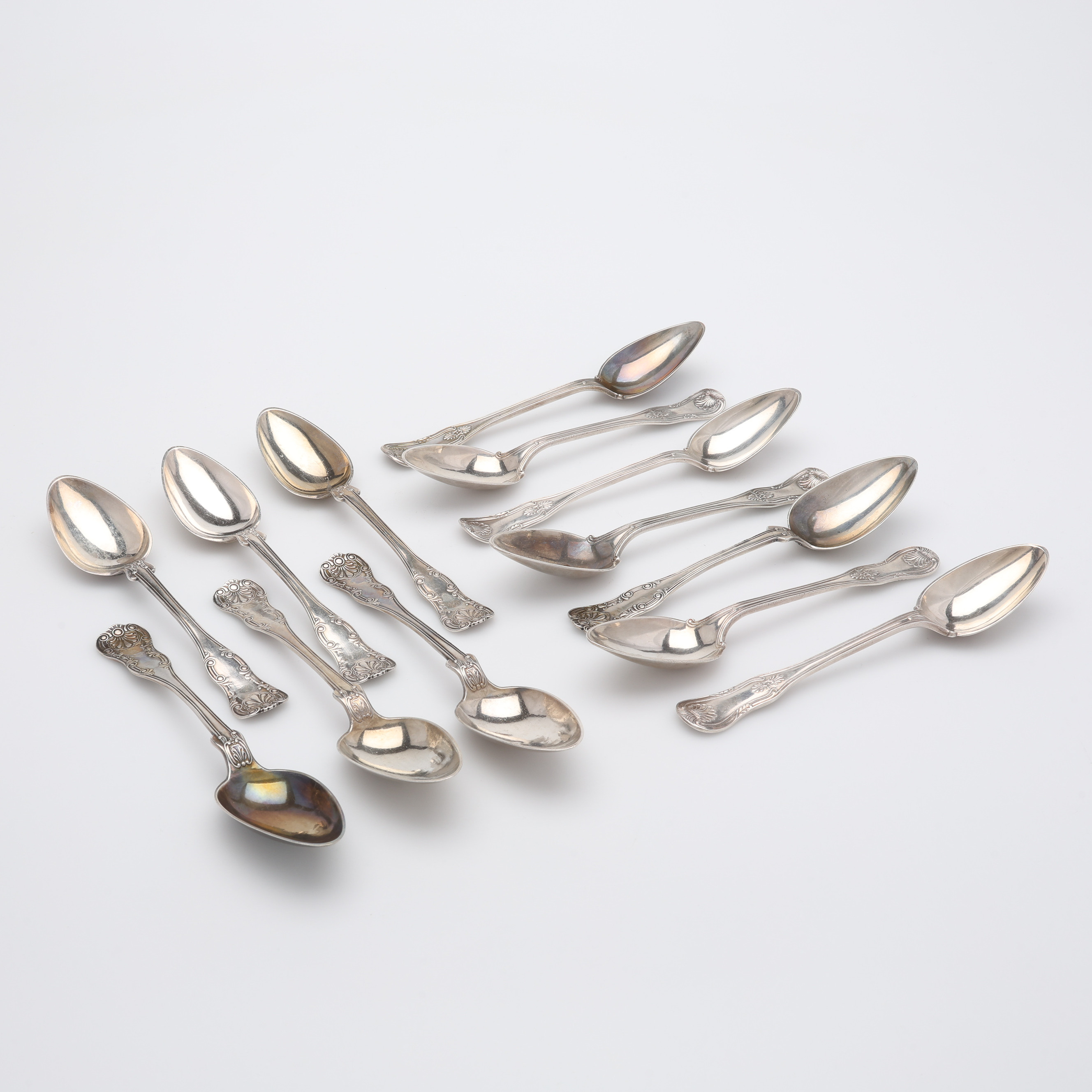 13 ST ANTIKA SKEDAR AV SILVER, snäckmodeller, totalt 587 g.
