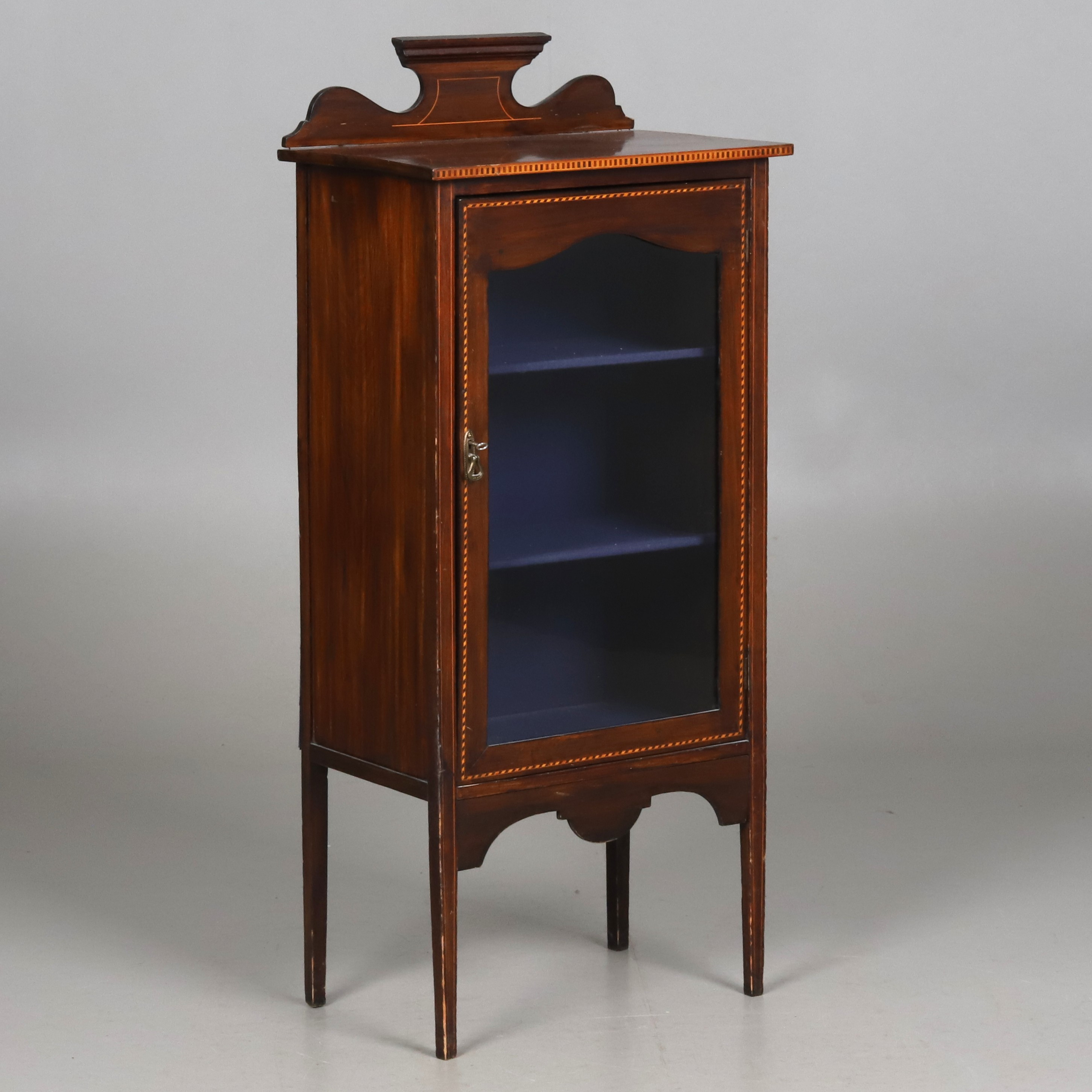 VITRINSKÅP, mahogny, intarsia, glas, Engelskstil, 1900-tal.
