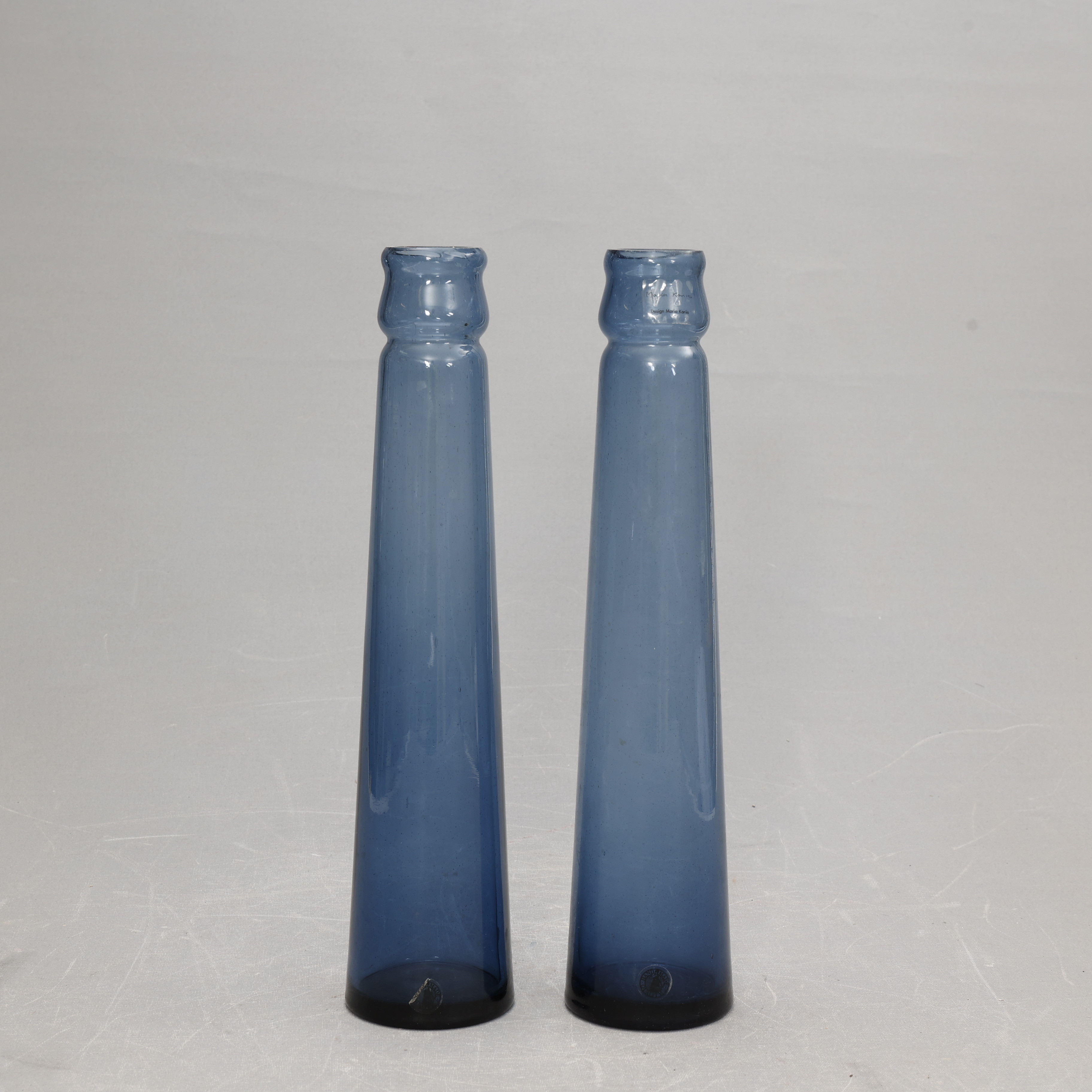 MARIA KARIIS. VASER, ett par, glas.