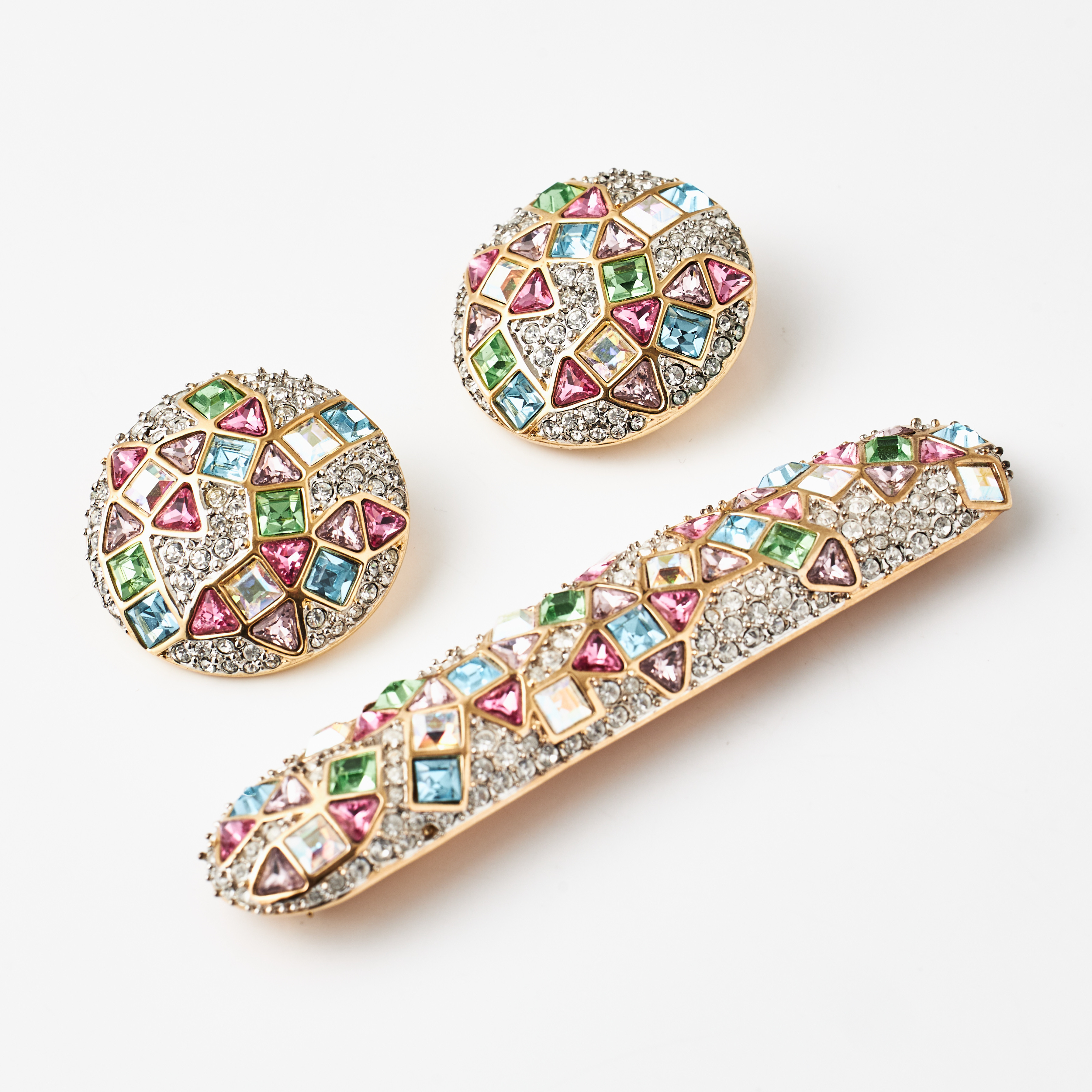 SWAROVSKI, clips, 1 par, brosch, förgyllda, dekor av polykroma swarovskikristaller.