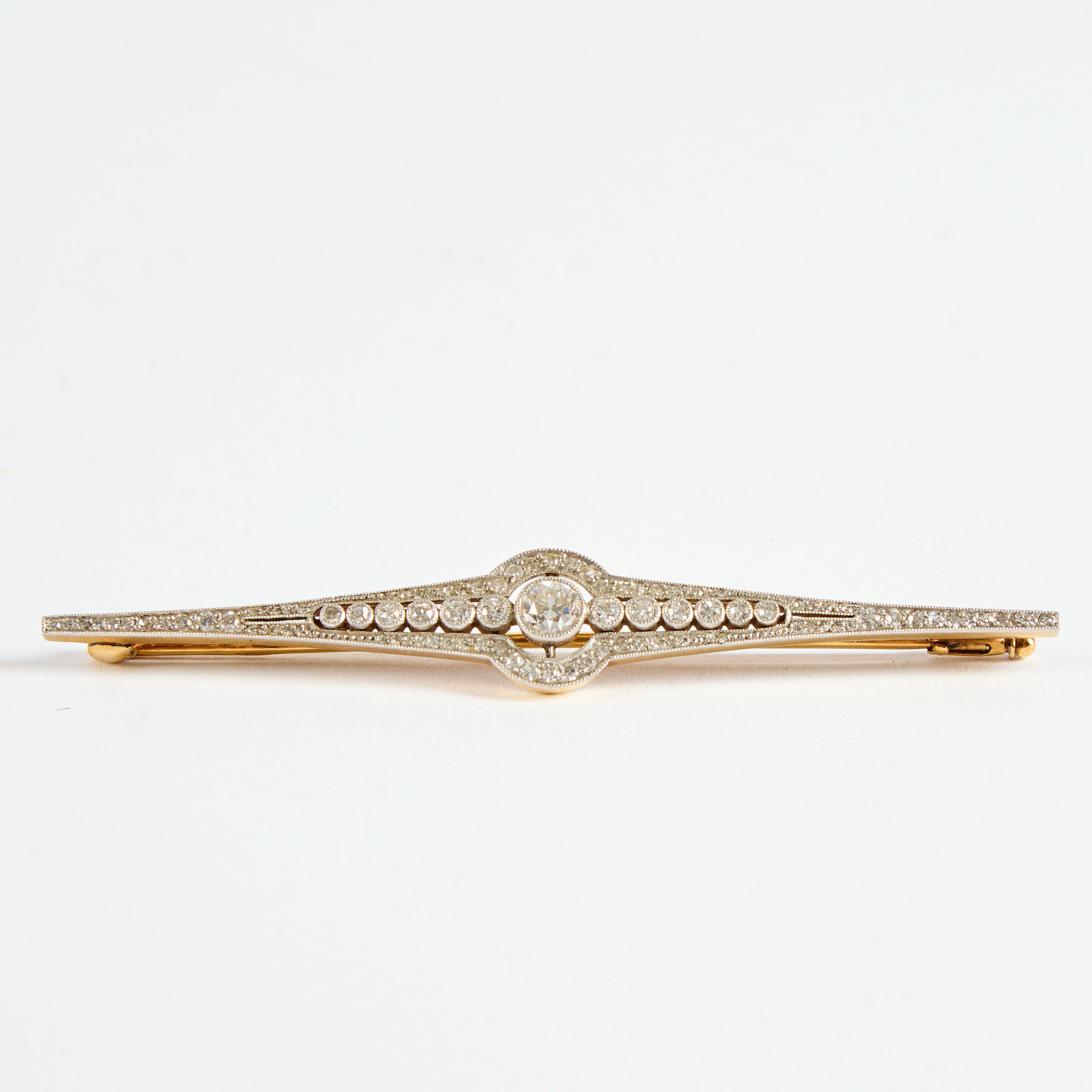 BROSCH. Guld 14K med flertalet briljantslipade diamanter.
