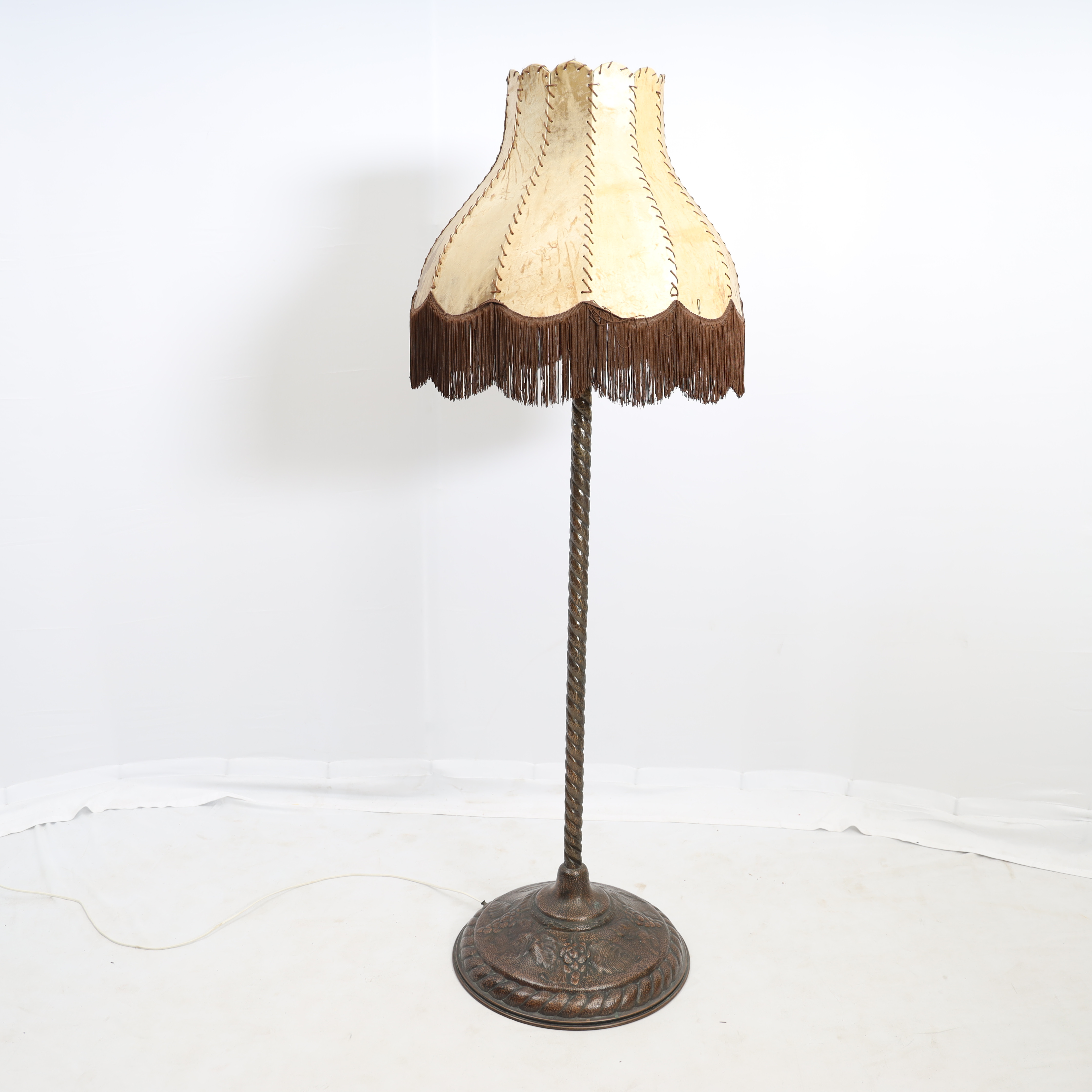 GOLVLAMPA, tidigt 1900-tal, jugend, stomme i koppar med reliefdekor. Spiralvriden stomme.