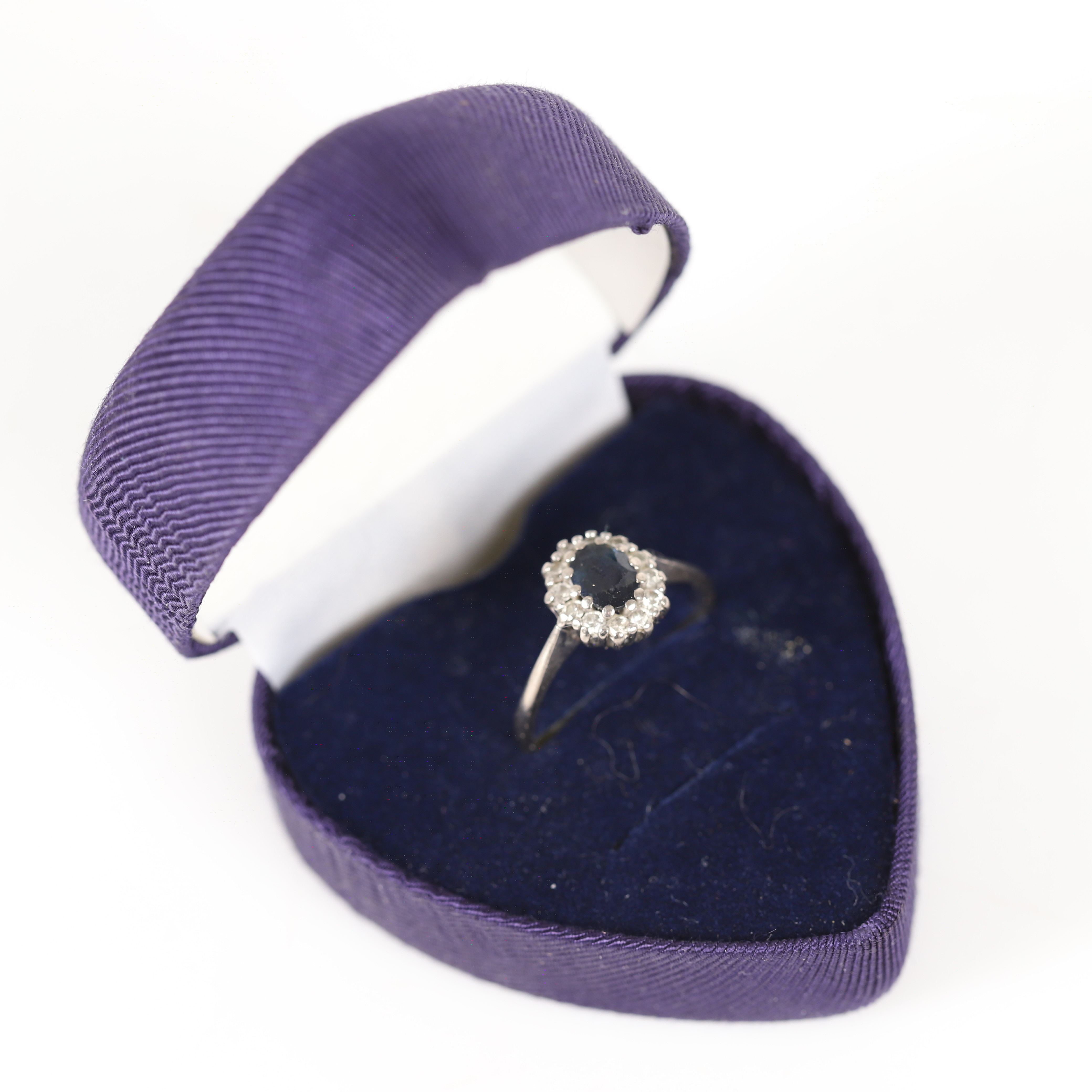 CARMOSÉRING, 18 K vitguld med briljantslipade diamanter och safir.