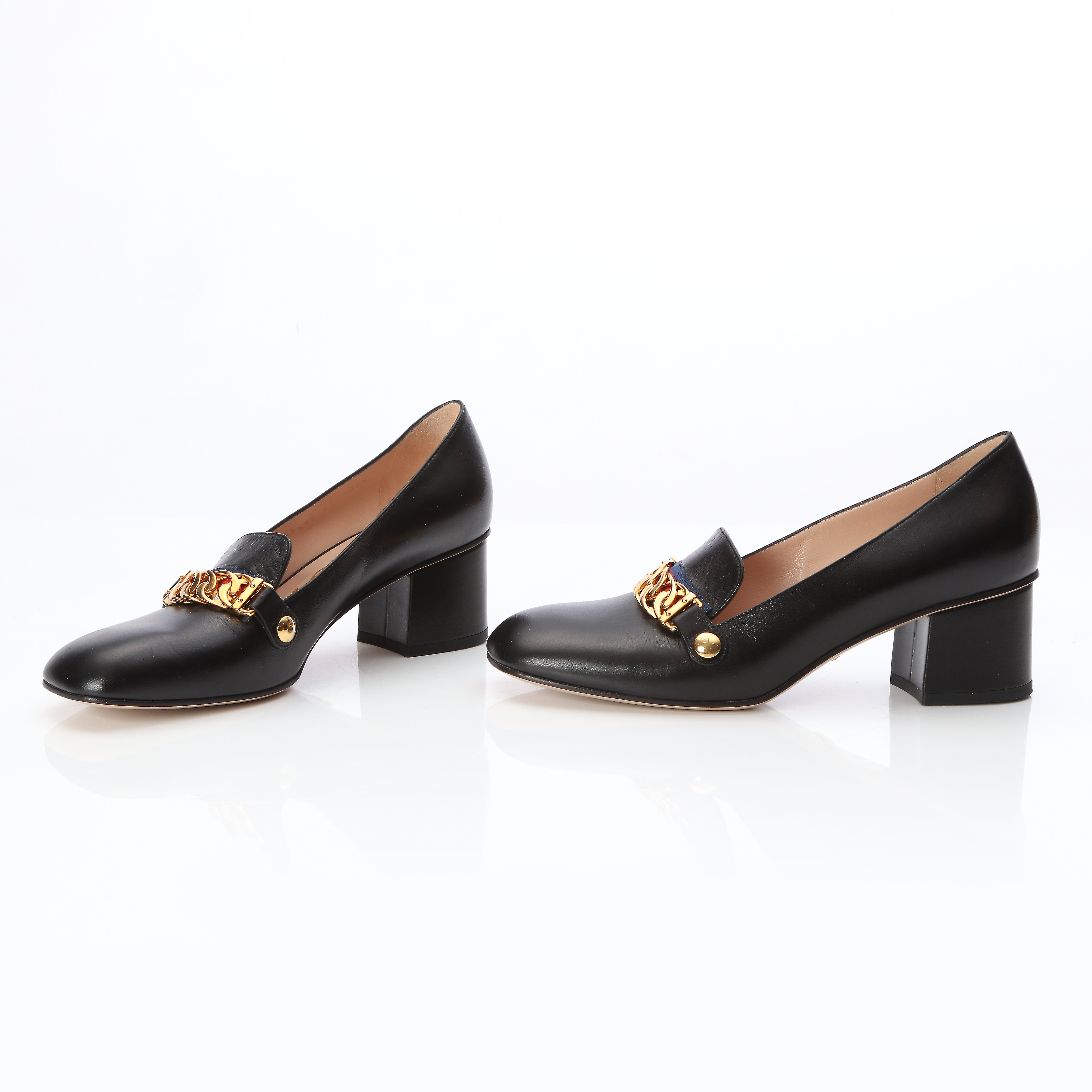 GUCCI, "SYLVIE" SKOR, ETT PAR. Svart läder med dekor av tricolor ripsband med länk i förgylld metall, lädersula.
