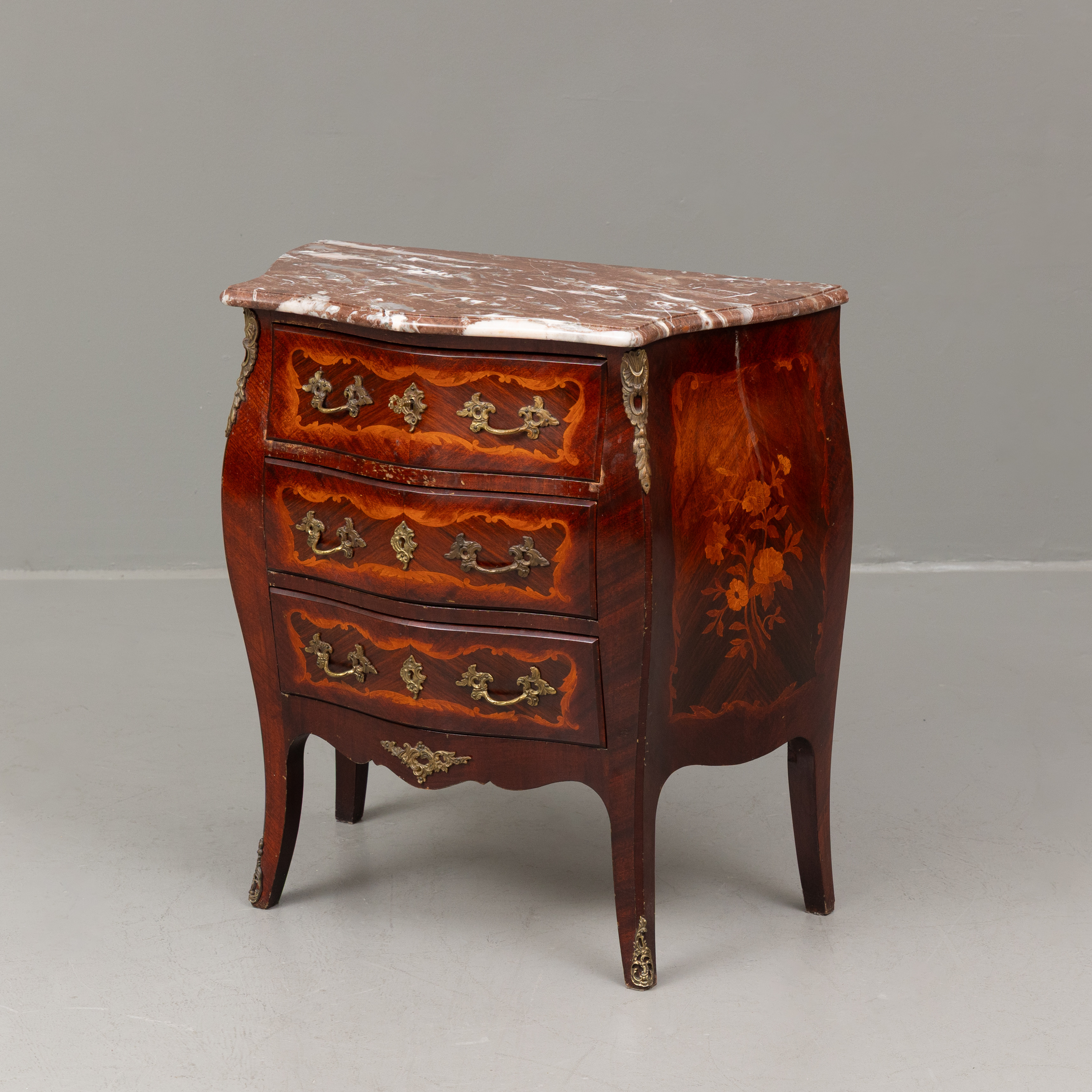 BYRÅ, intarsia, marmorskiva, rokokostil, 1900-talets andra hälft.