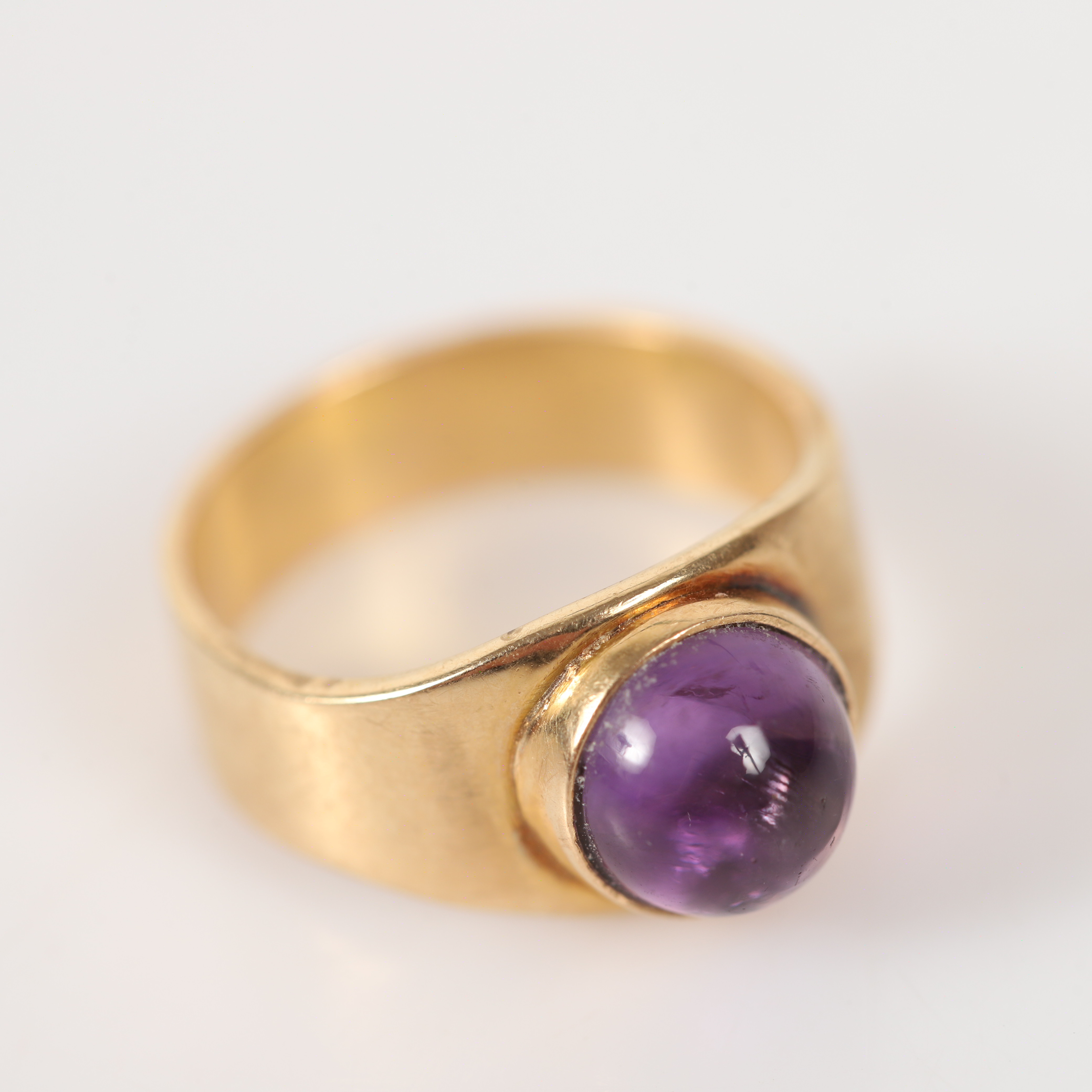 RING, 18 K guld med cabochonslipad ametist.