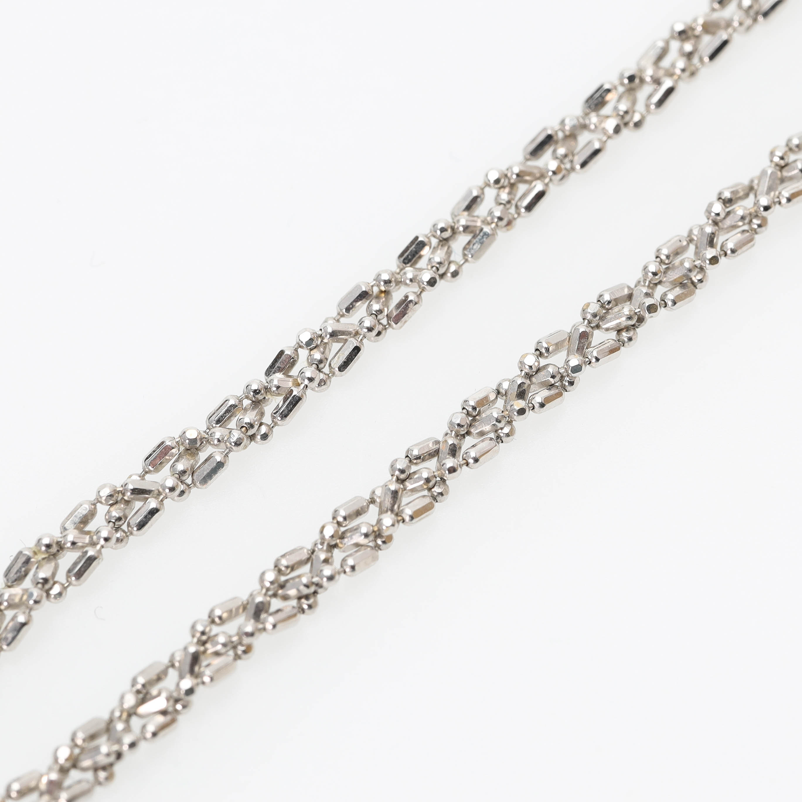 COLLIER, 18 k vitguld, rodierat, flätad länk.