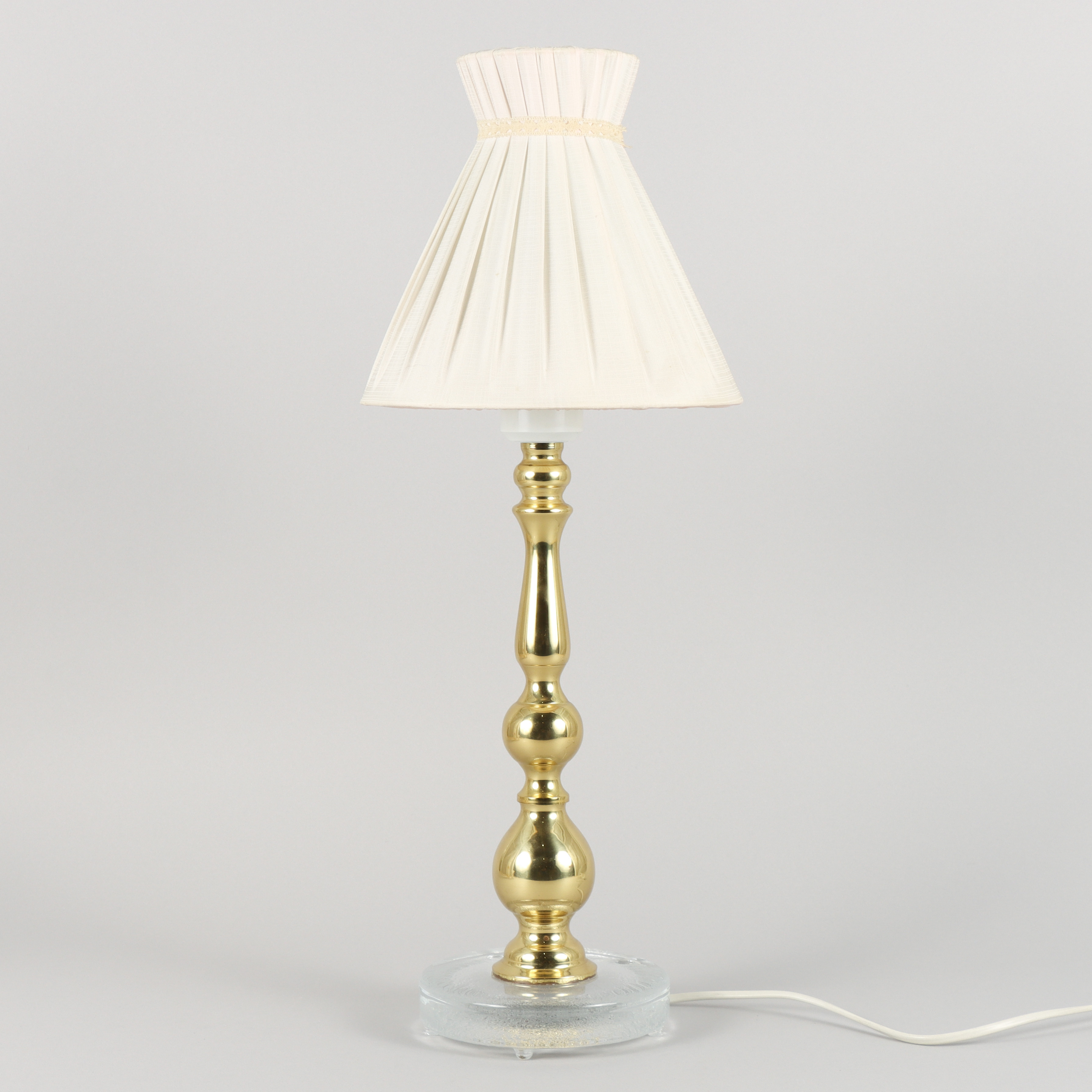 BORDSLAMPA Mässing med glasfot, Falkenbergs Belysning, 1900-talets andra hälft.