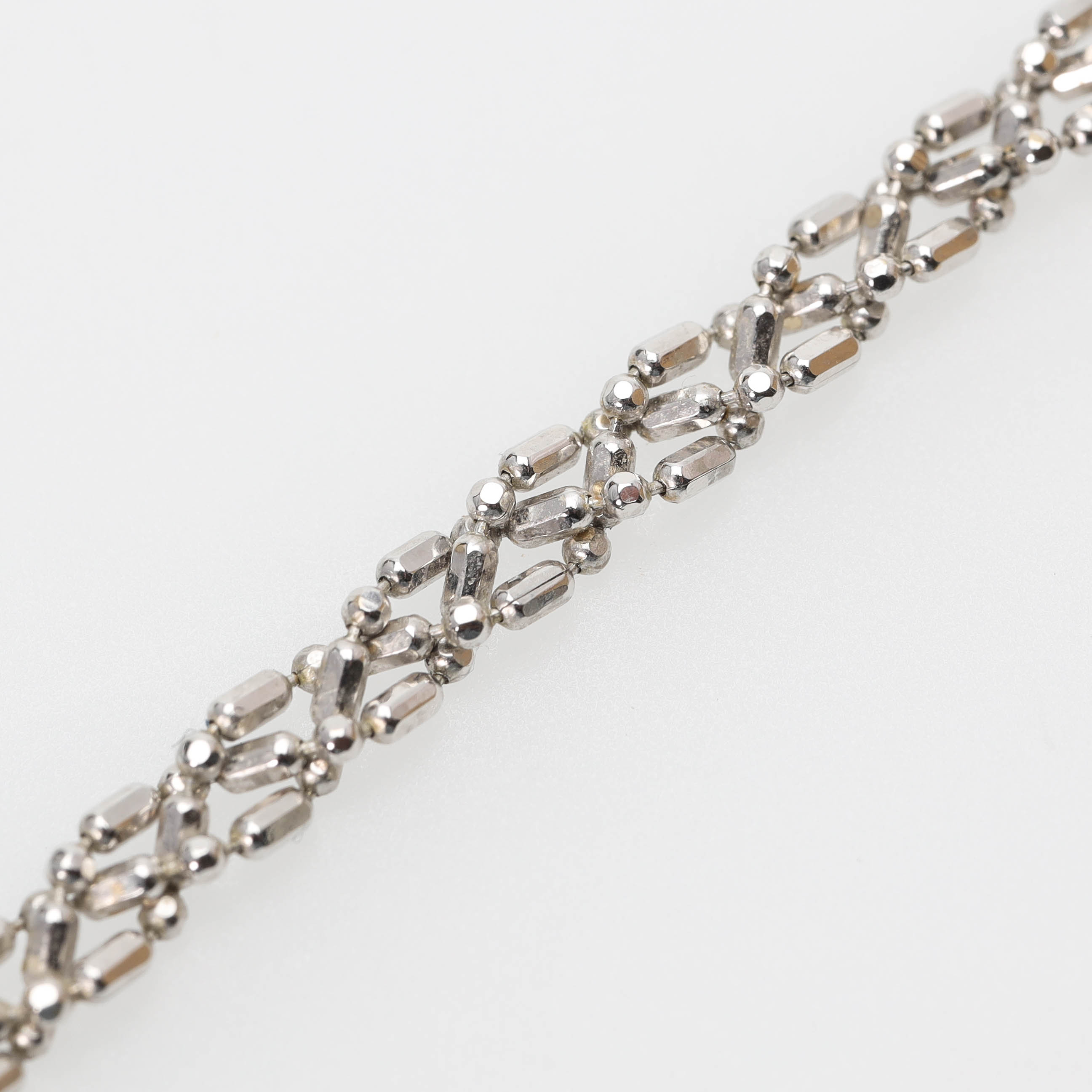 ARMBAND,18 k vitguld, rodierat, flätad länk.