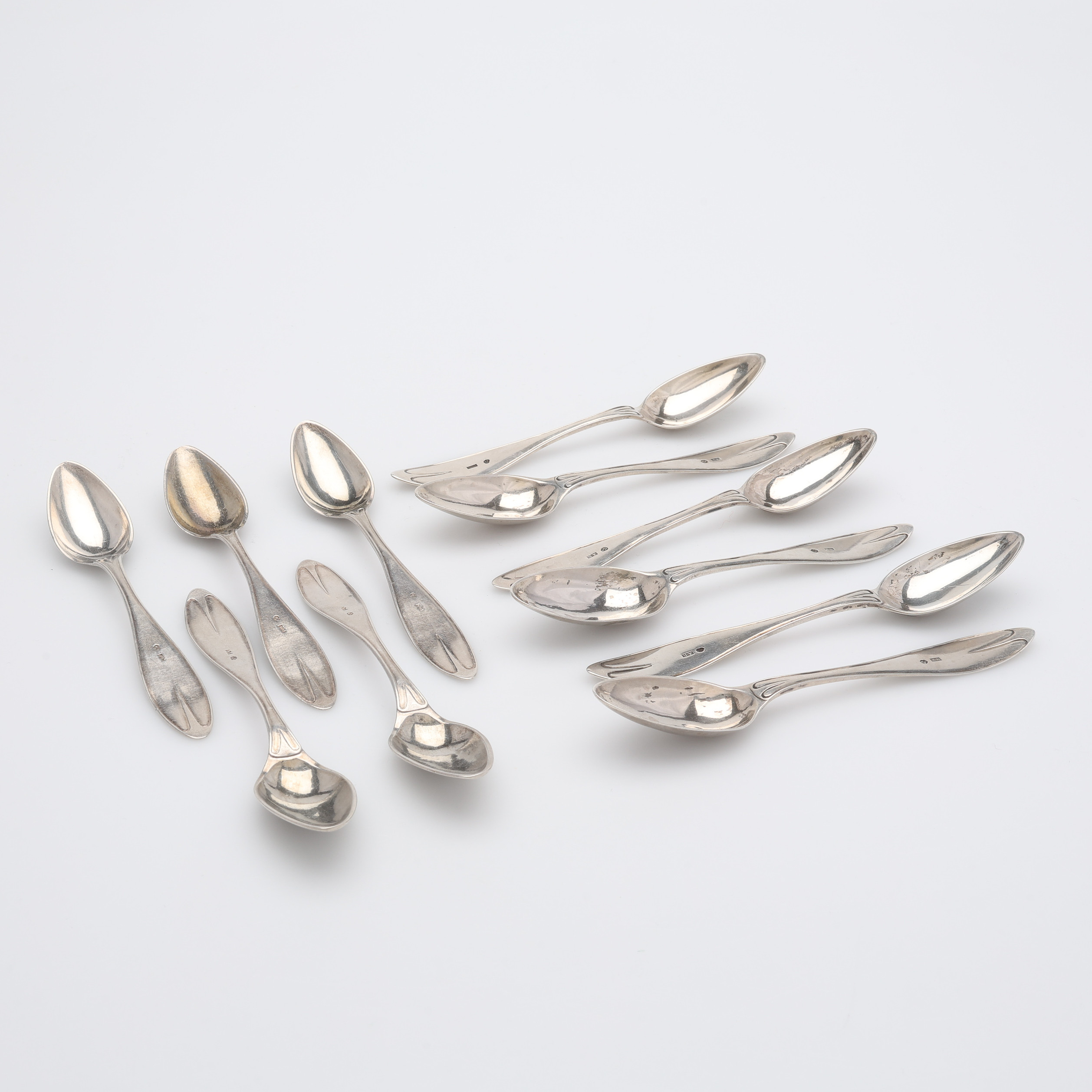 ANTIKA TESKEDAR AV SILVER, 11 ST, svensk spetsig modell, totalt 189 g.
