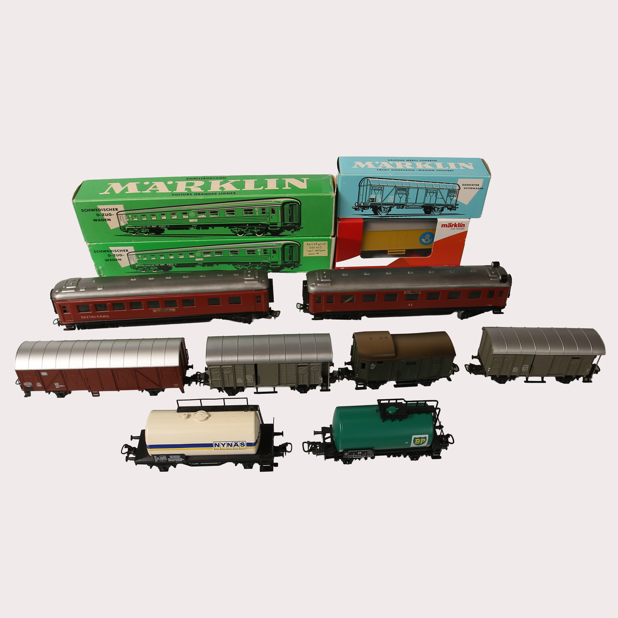 MÄRKLIN, 12 st., vagnar, någon H0. 1900-talets tredje fjärdedel, och framåt. 4 st., har originalförpackningar.