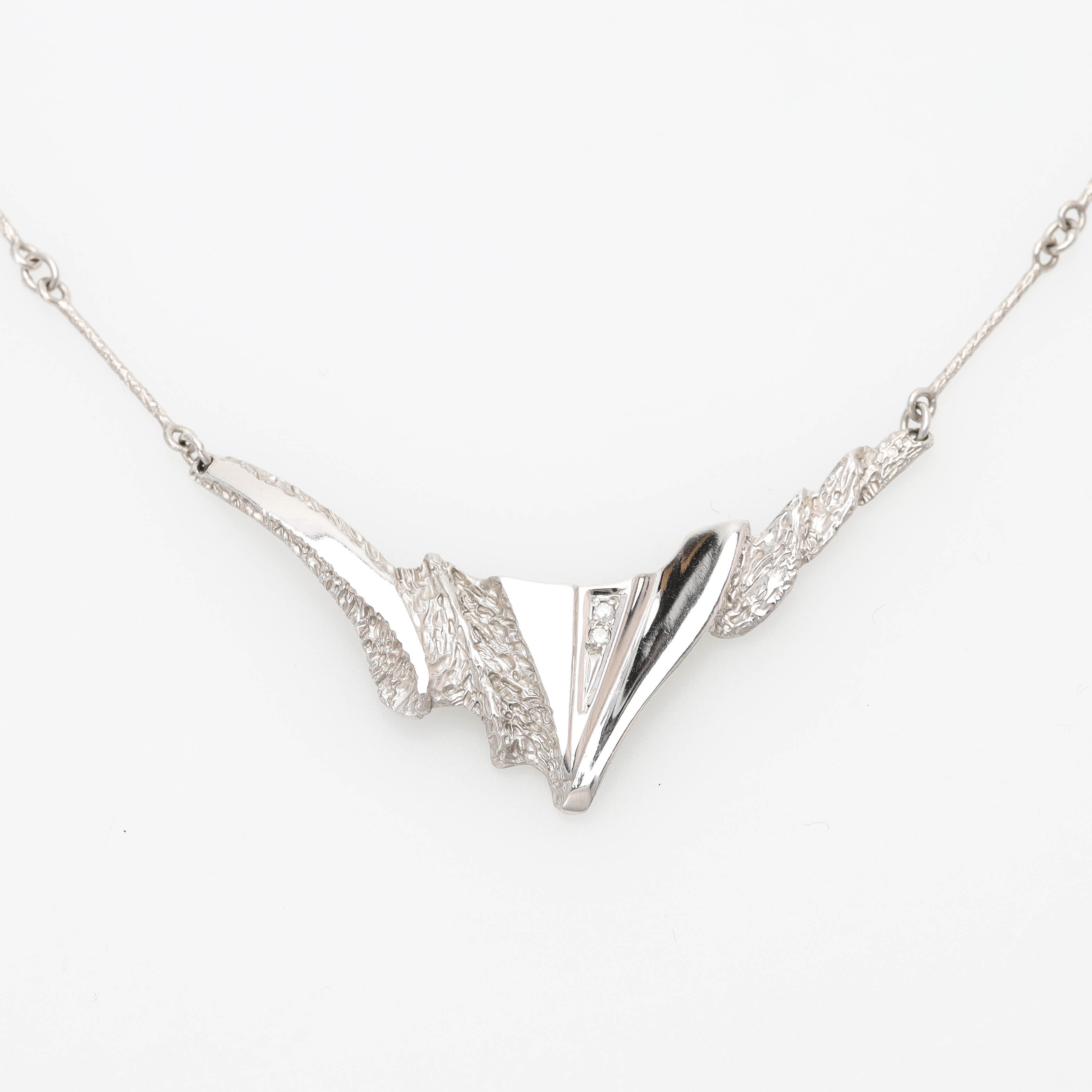 COLLIER, 18 k vitguld, diamanter, delvis satinerad, stavlänk, Hallberg, Köping 1994.