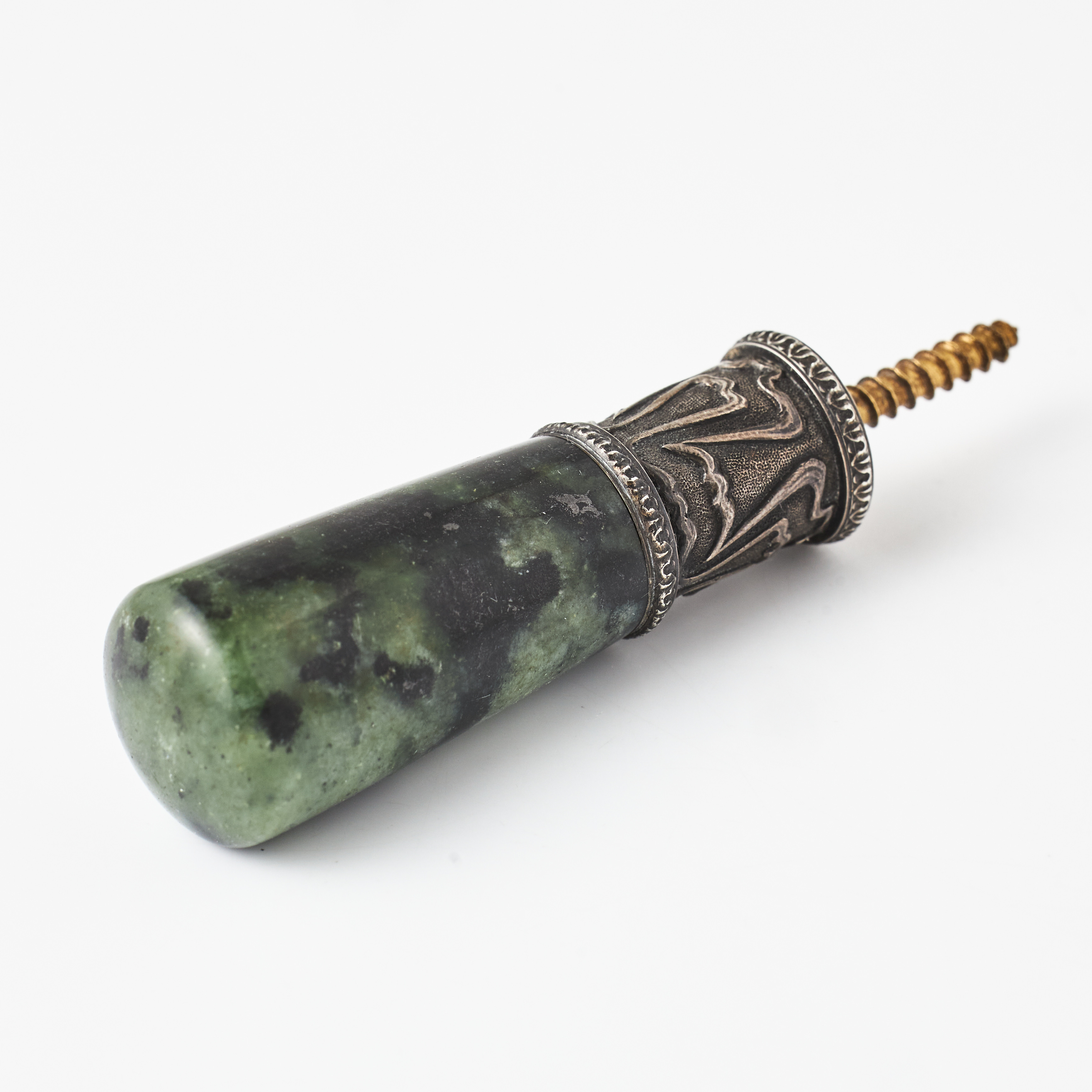 HANDTAG/KNOPP, silver, jugendslingor, handtag av grön/svart sten troligen serpentin, troligen av A.I. Sumin, S:t Petersburg omkring 1900, ostämplad.