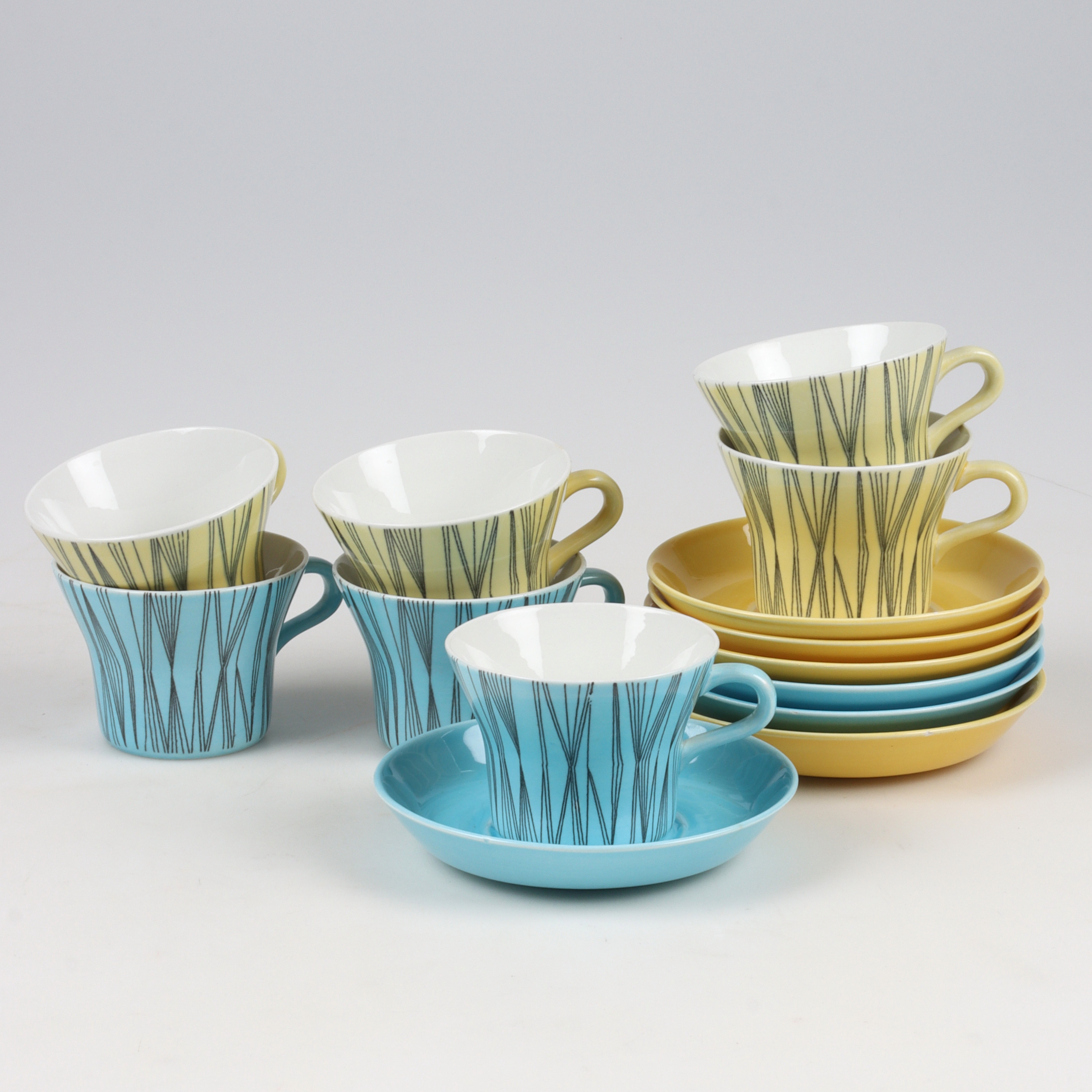 MARIANNE WESTMAN. Tekoppar med fat, 16 delar porslin, "Handy", Rörstrand, 1950-tal.