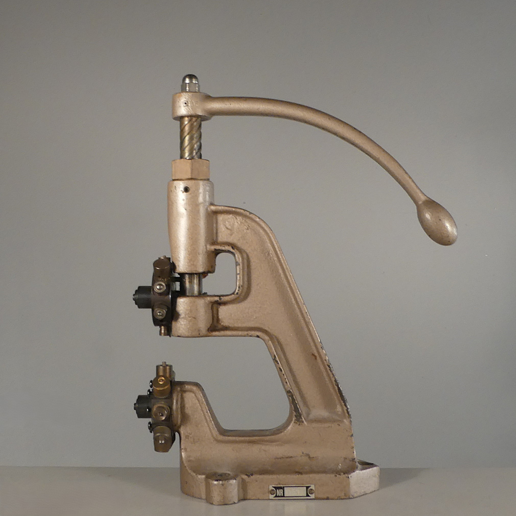 KNAPP OCH ÖLJETTPRESS, Nr D538.
