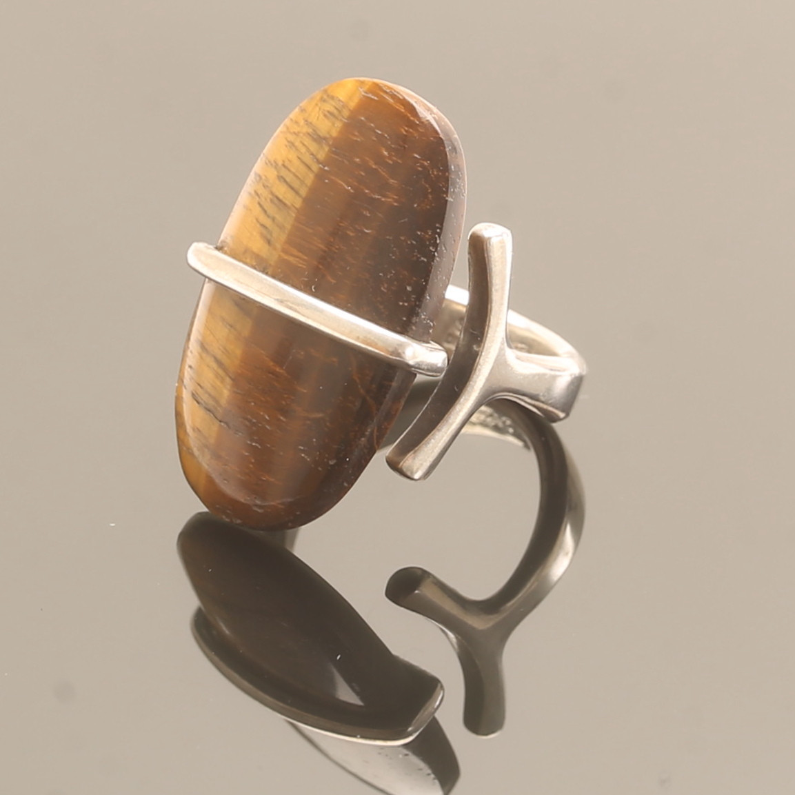 VIVIANNA TORUN BÜLOW-HÜBE. Ring, sterlingsilver med slipad sten, för Georg Jensen, Danmark.