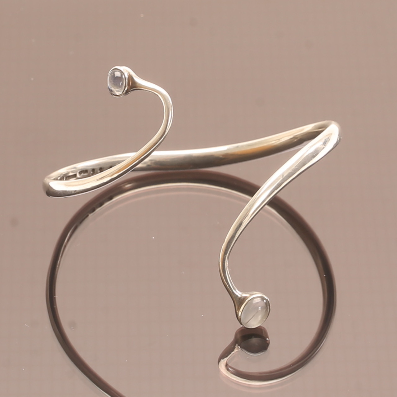 VIVIANNA TORUN BÜLOW-HÜBE. Armring, sterlingsilver med månstenar, för Georg Jensen, Danmark.