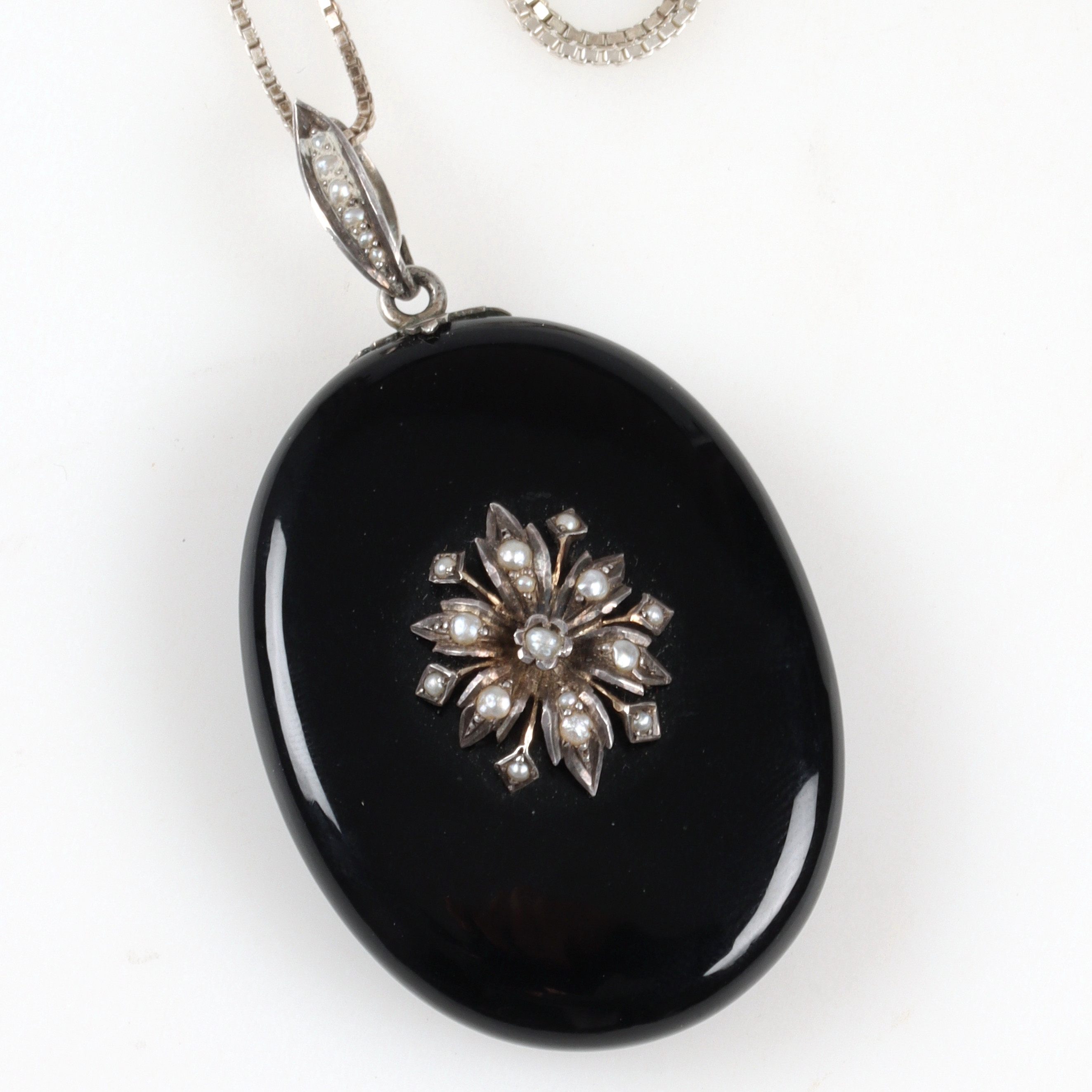 HÄNGE/MEDALJONG, Sterling silver, "sorgesmycke", med odlade pärlor. 18/1900-tal.