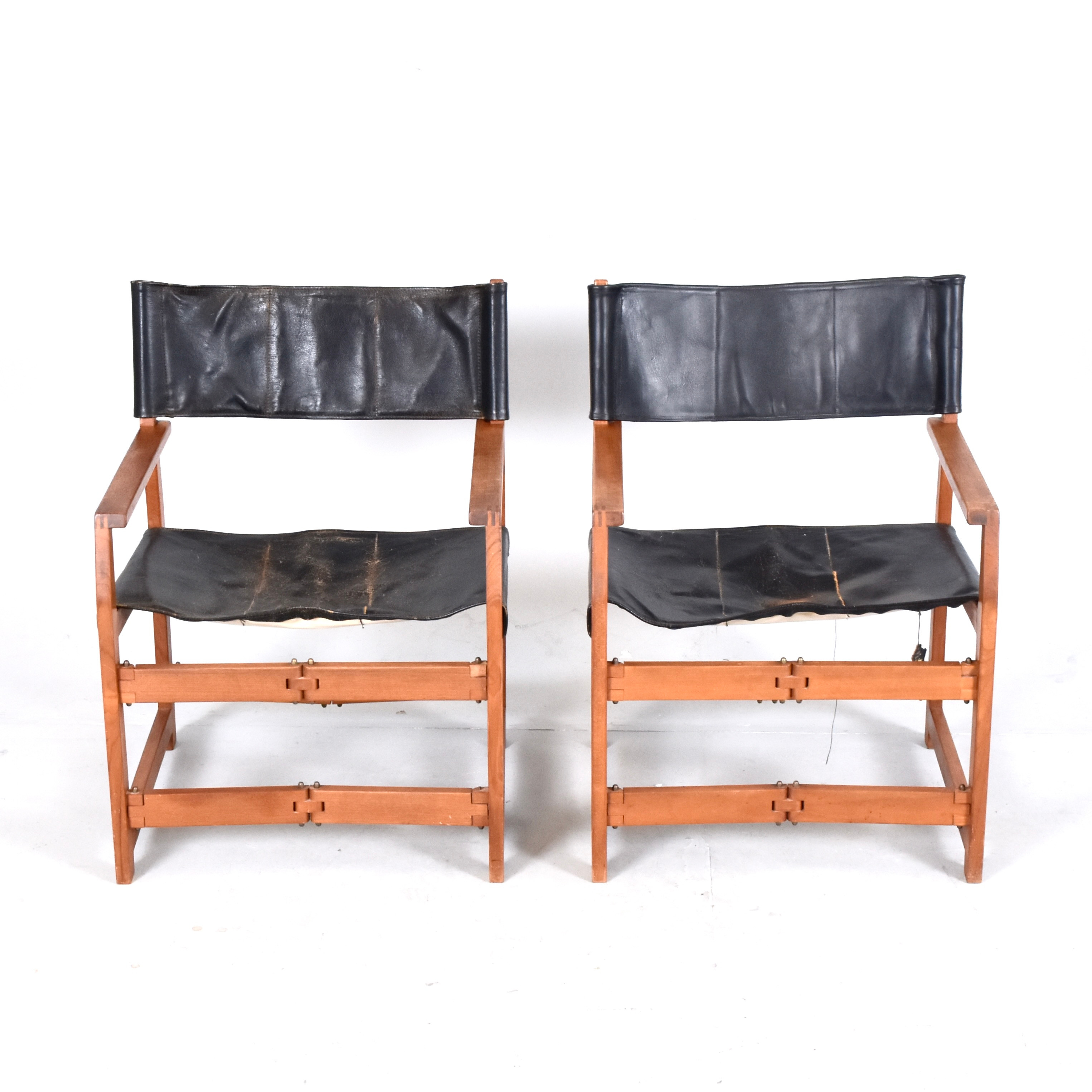 KAJ WINDING (1904-1965). hopfällbar stol, så kallad safaristol, 1 par, massiv teak, mässing och läder, modell 413, Slagelse Møbelfabrik, Danmark, 1950/60-tal.