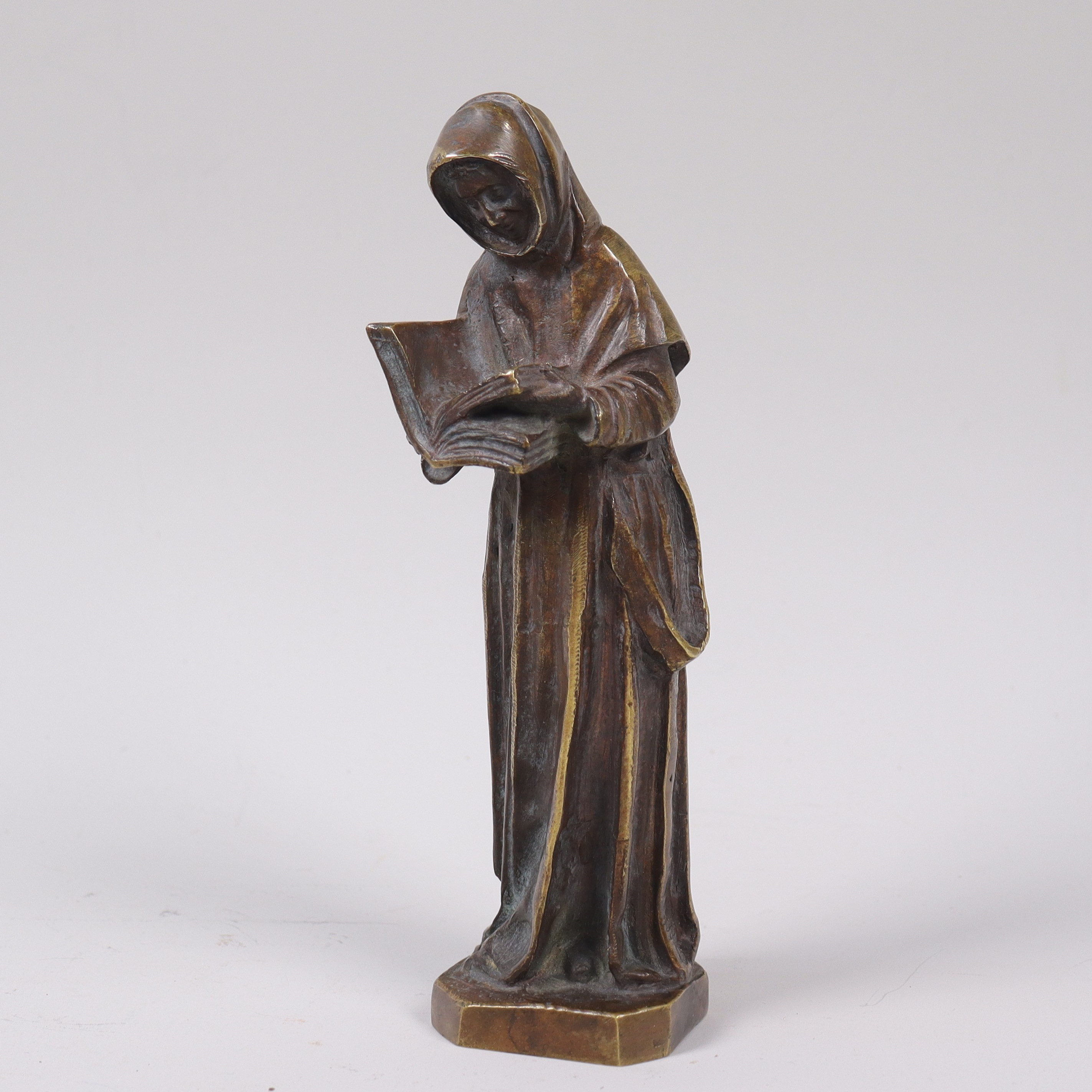 SKULPTUR, brons, munk som läser bibel.