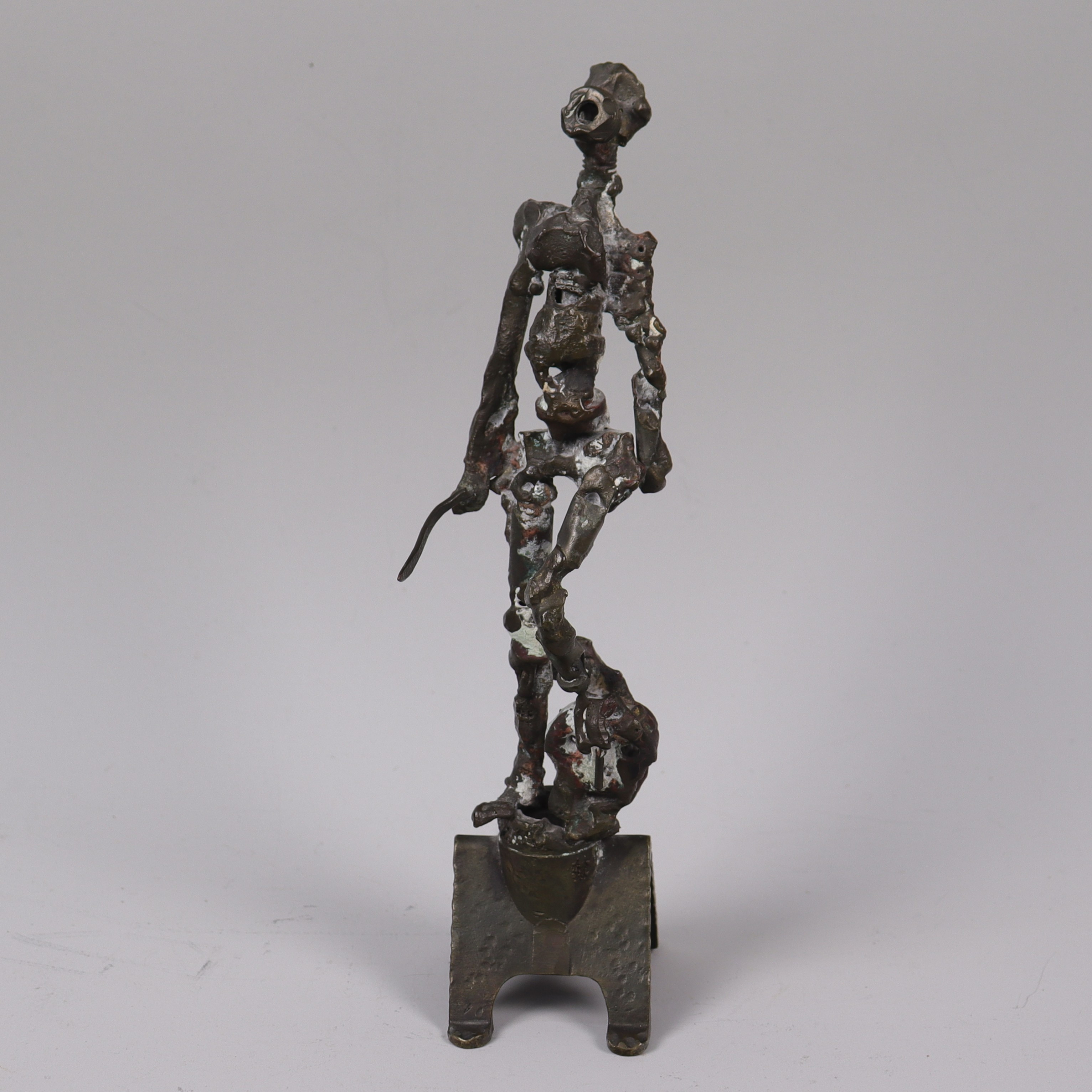 SKULPTUR, metall, man med svärd och avhugget huvud.