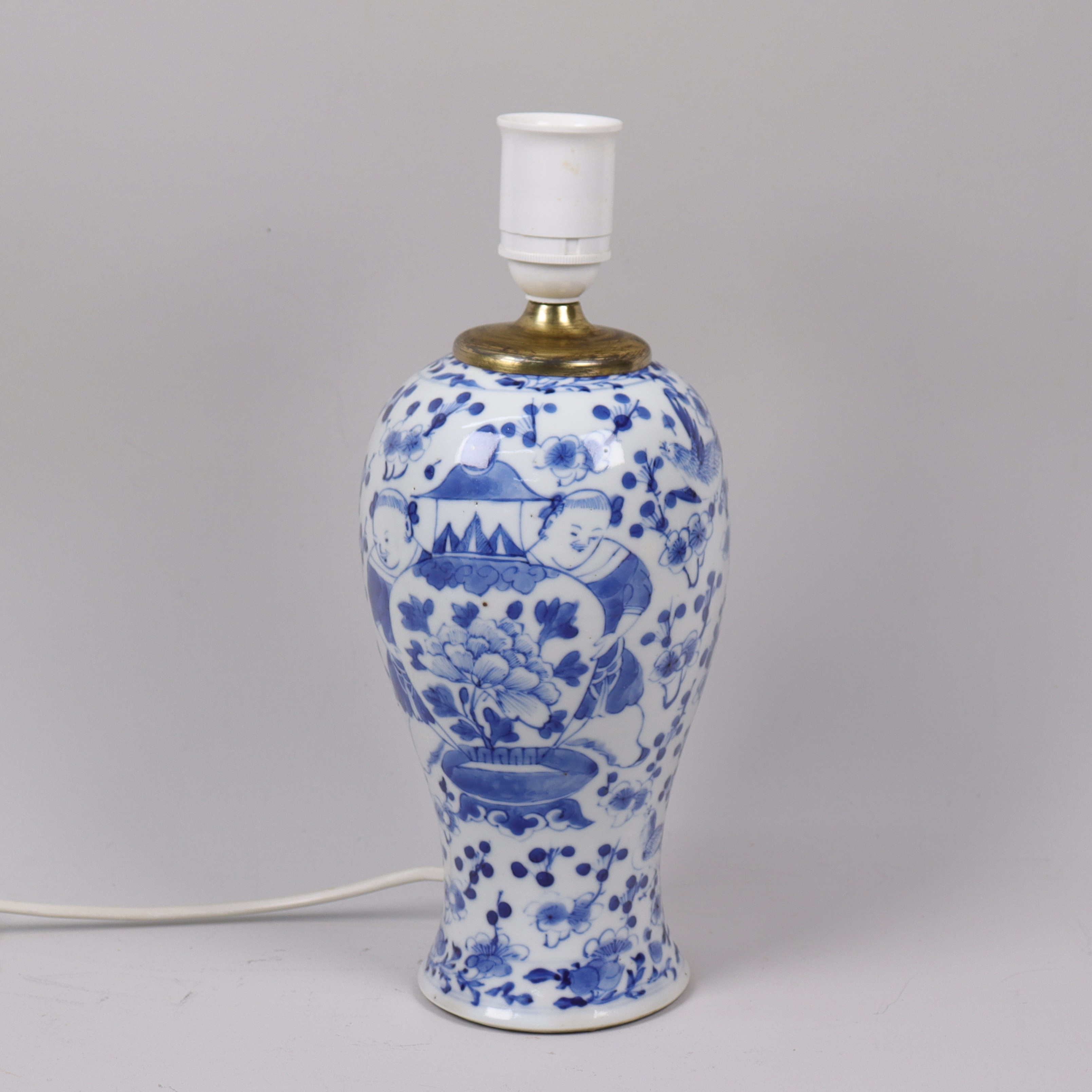 BORDSLAMPA, Kina, omgjord vas, sen Qing (1644–1912), dekor av blom- och bladverk i blåvit underglasyr.