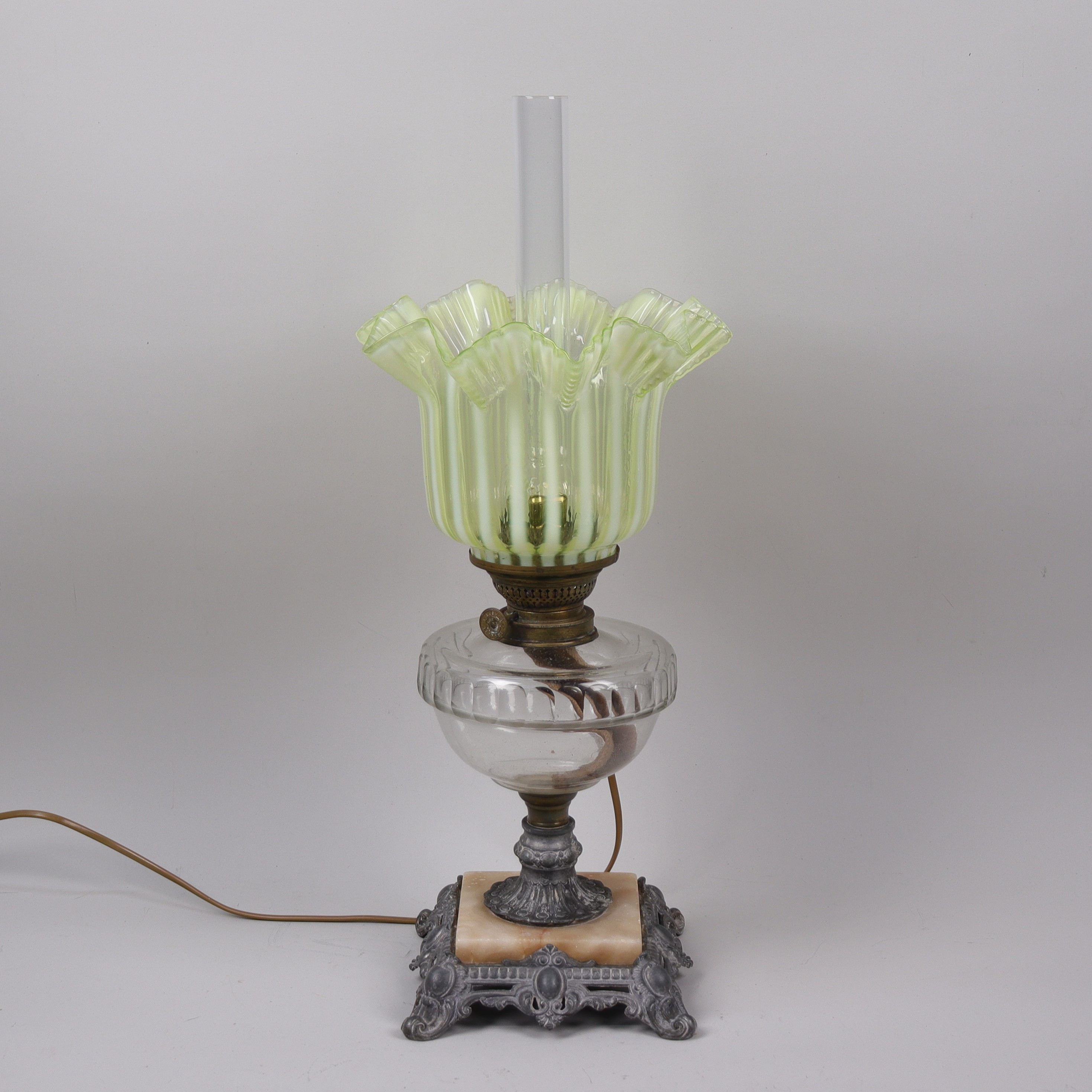 BORDSFOTOGENLAMPA, elektrifierad, alabster, glas och mässing, 1900-talets första hälft.