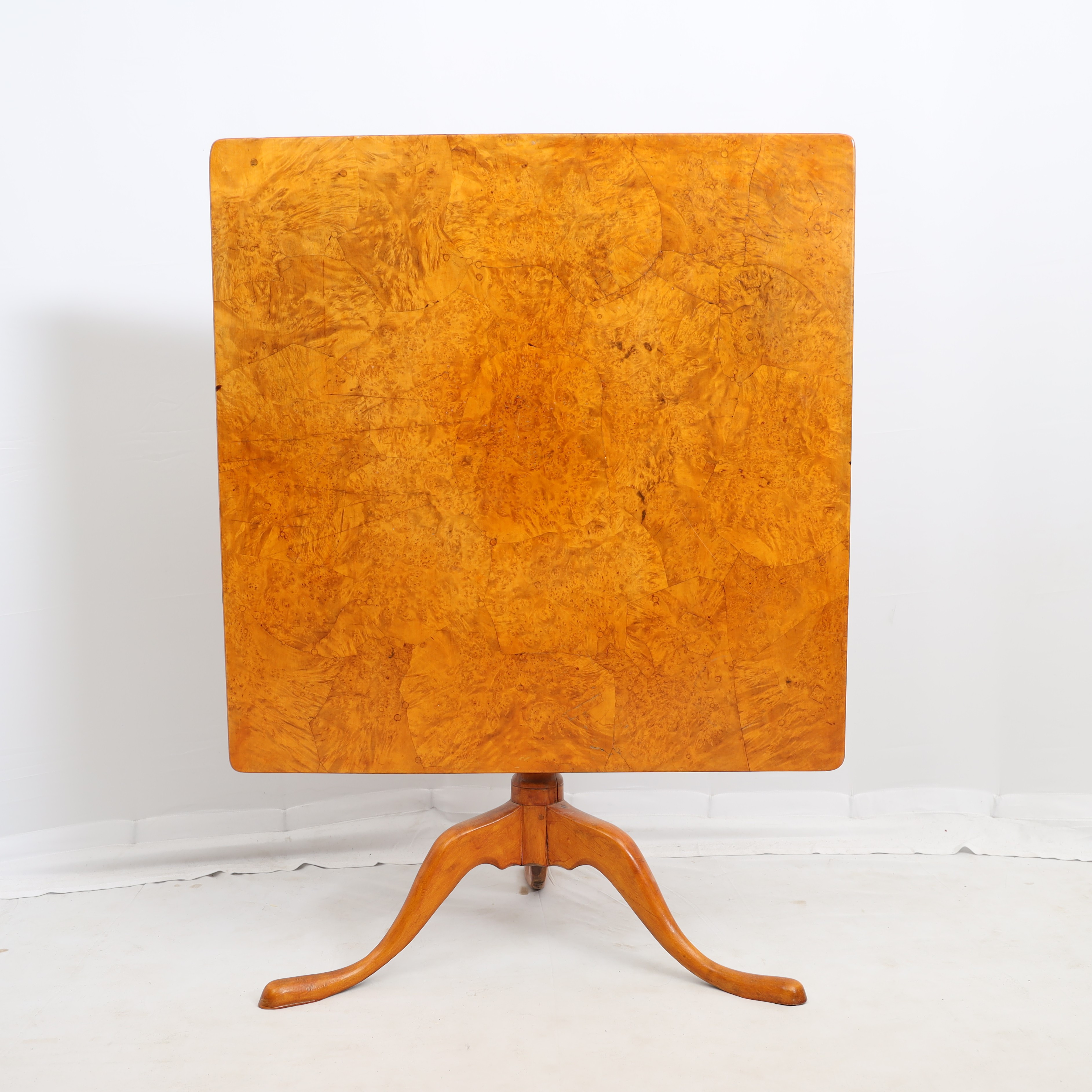 FÄLLBORD, 1800-talets första hälft, svarvad 3-delad fot, rotfanerad skiva.