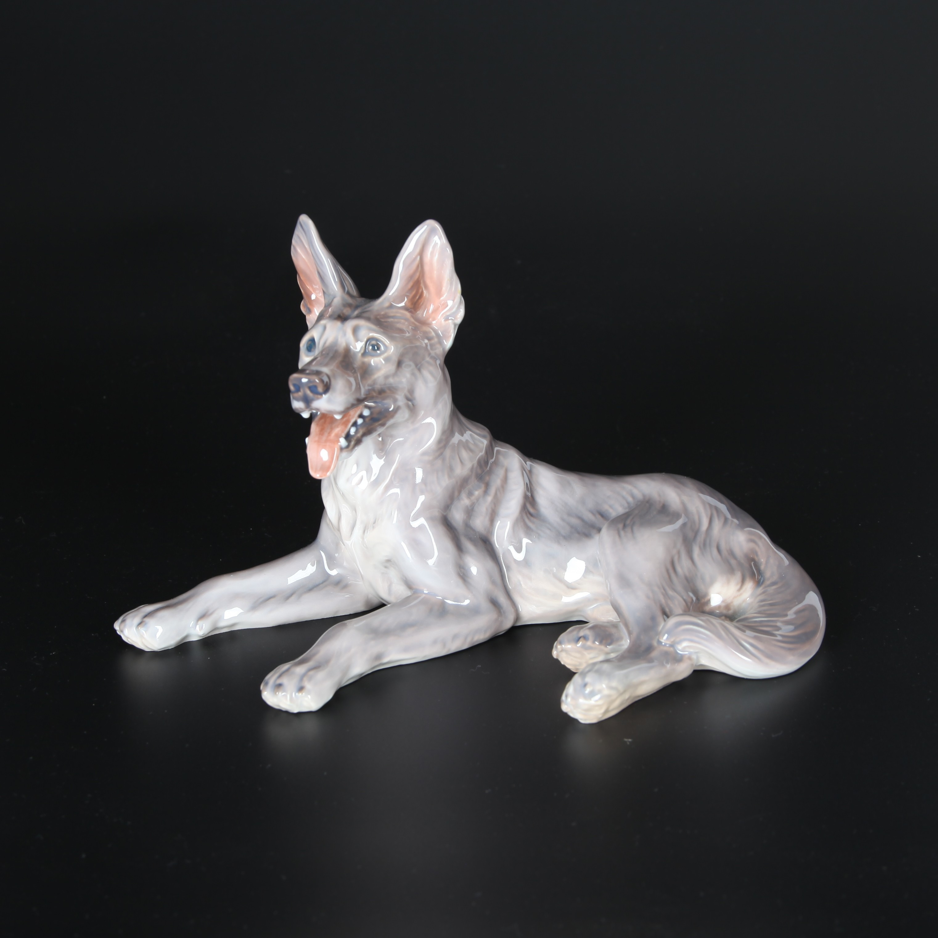 FIGURIN, liggande Schäferhund, No 1084, 24 cm lång, porslin, Dahl Jensen, Danmark.