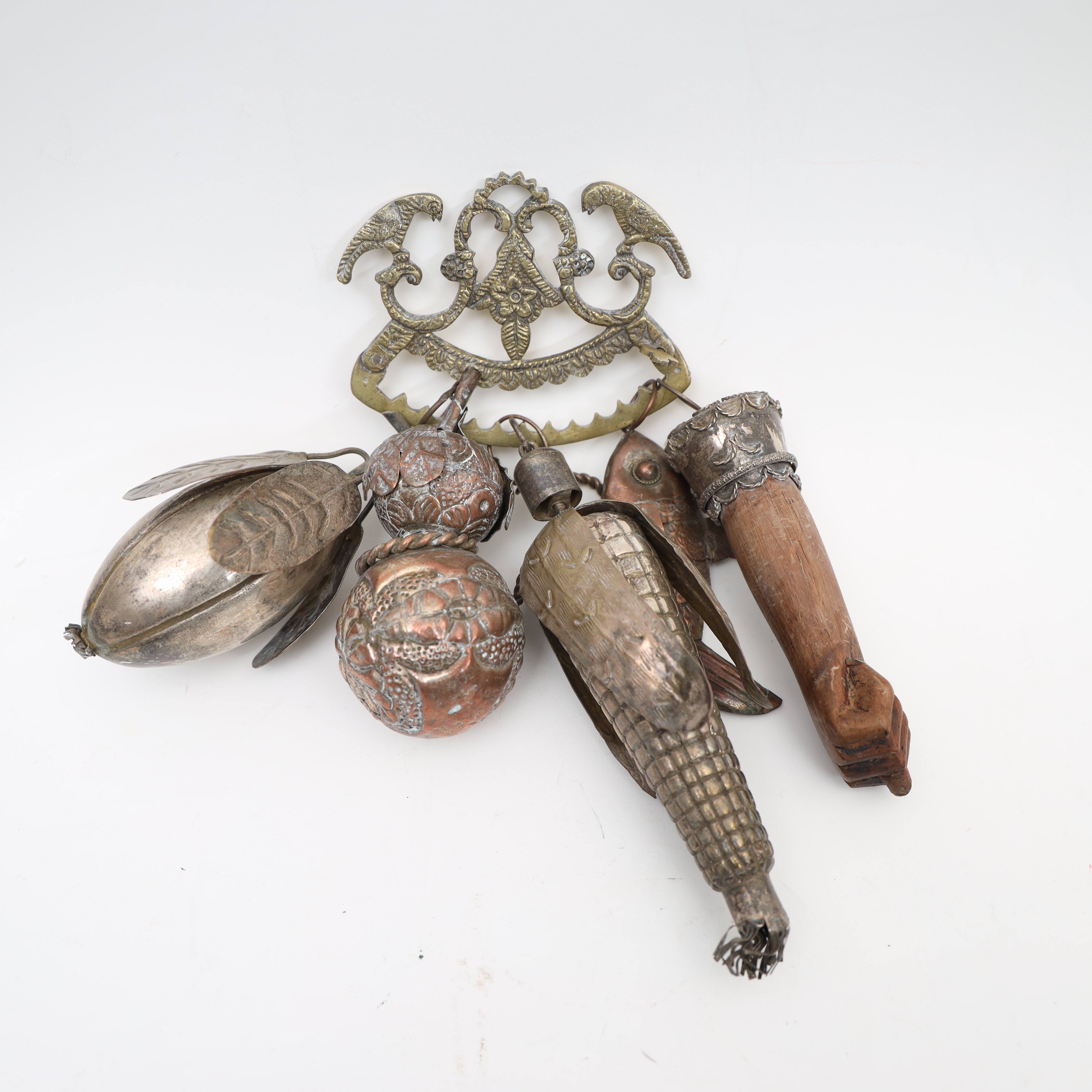 BRASILIANSK AMULETT, ”Penca balandanga” försilvrad metall, mässing och skulpterat trä.