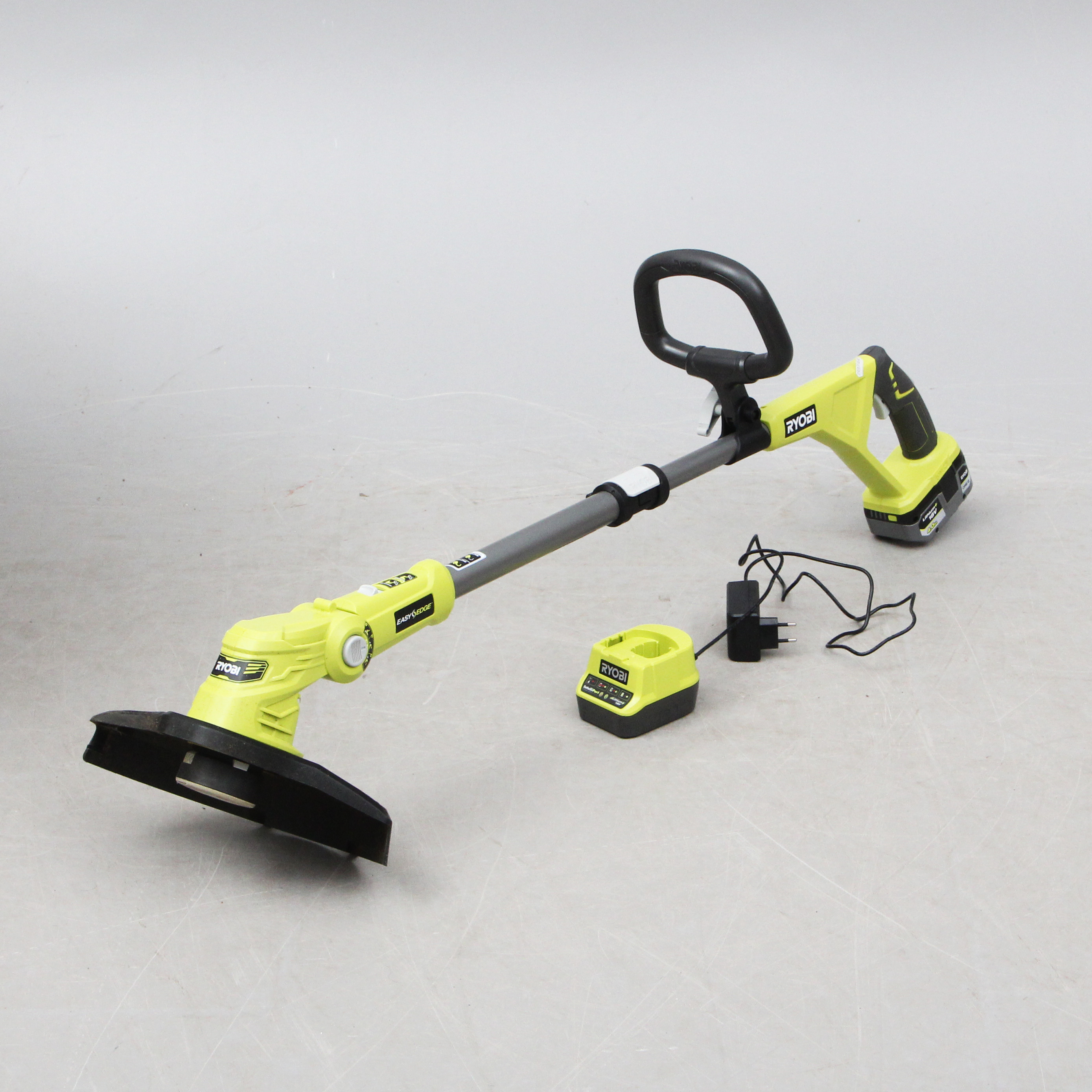 GRÄSTRIMMER Ryobi, modern.