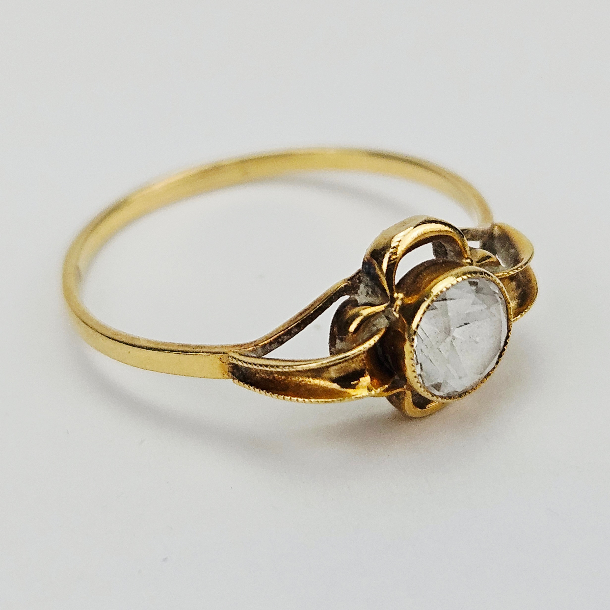 RING, guld, guld, 18K, med syntetisk sten, total vikt ca. 1,2 gram.