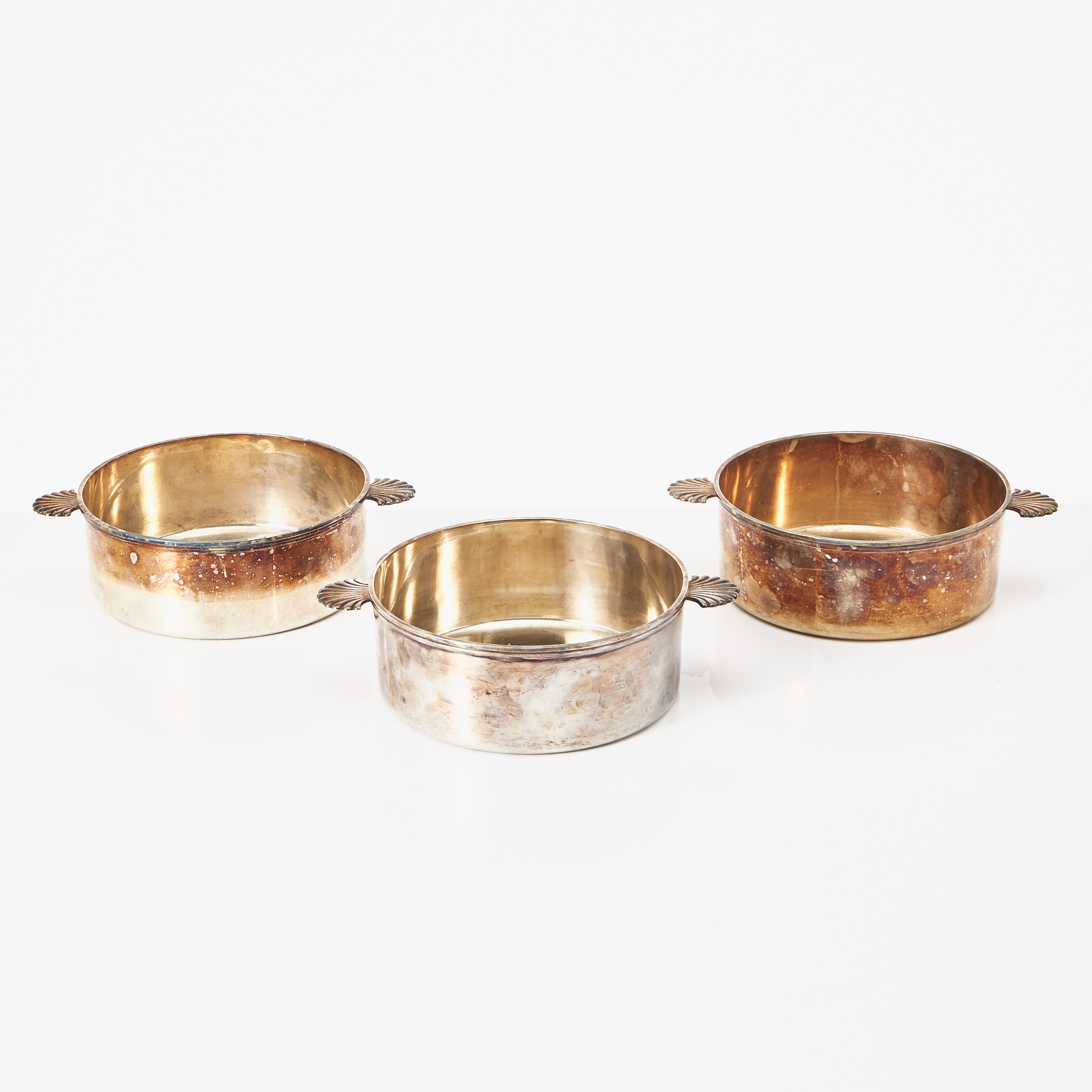 KAROTTER, 3 st, nysilver, varav en stämplad Råström, snäckformade hänklar.