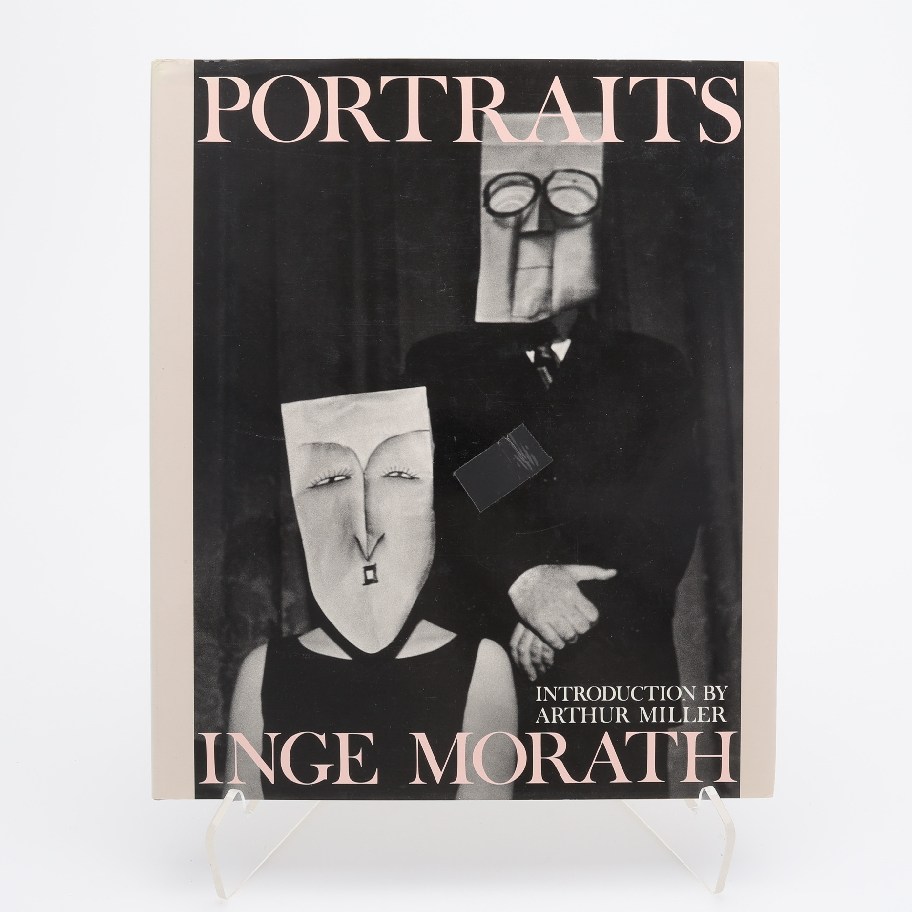 FOTO. DEN ÖSTERRIKISKE FOTOGRAFEN INGE MORATHS "PORTRAITS" I FÖRSTA UPPLAGAN, 1986.