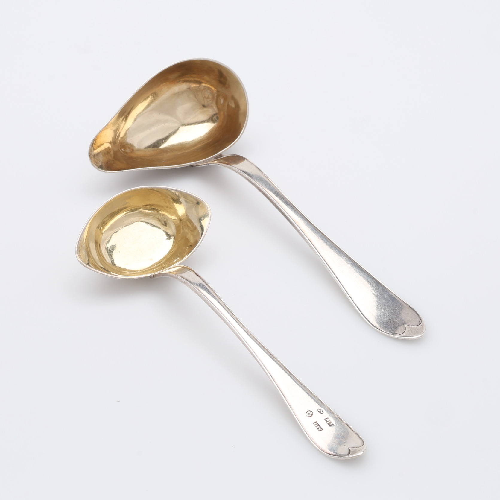 ANTIKA SLEVAR AV SILVER, 2 ST, svensk spetsig modell, Kristianstad, 1813 och 1818.