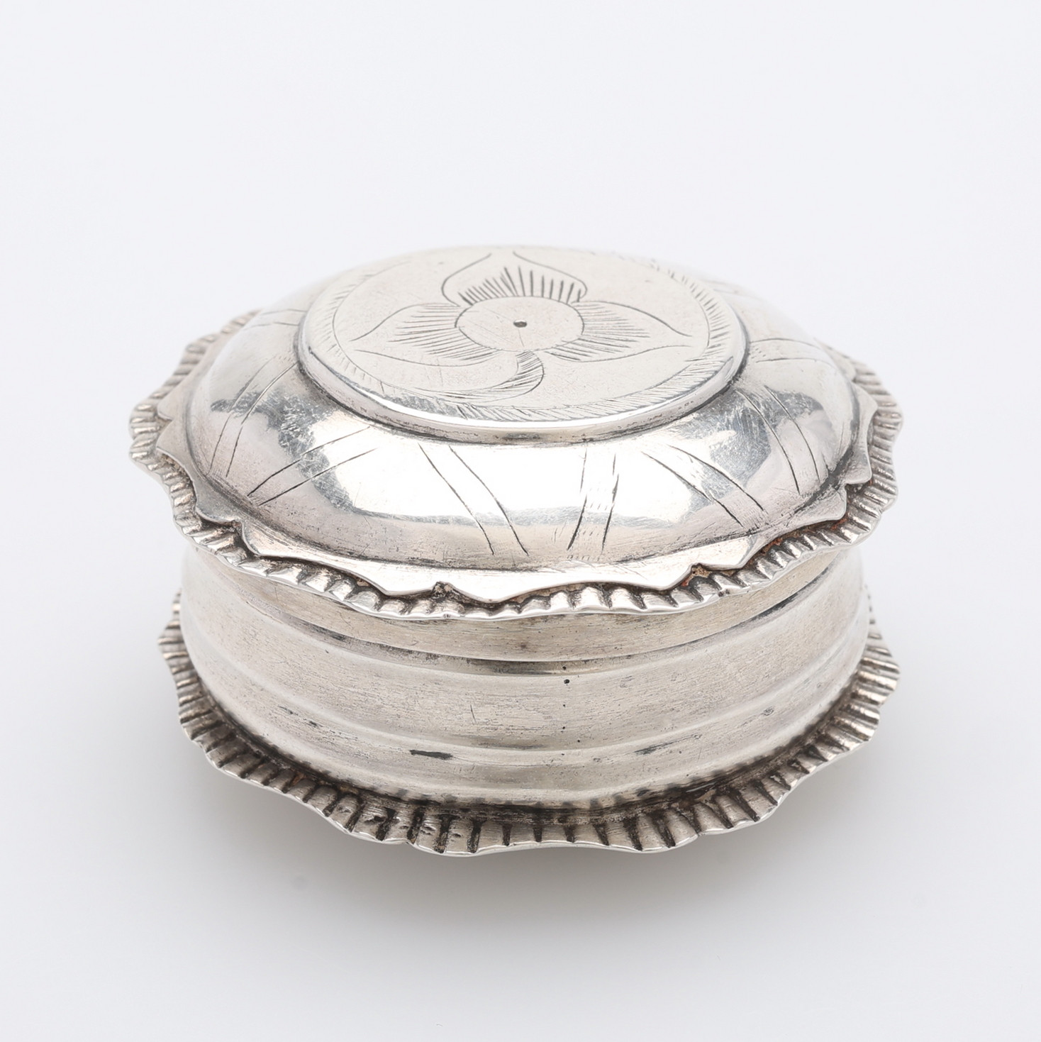 ANDERS BÄCK, SNIBBDOSA AV SILVER, ALLINGSÅS (1828-1851), med ägargravyr daterad 1860, 23,6 g.