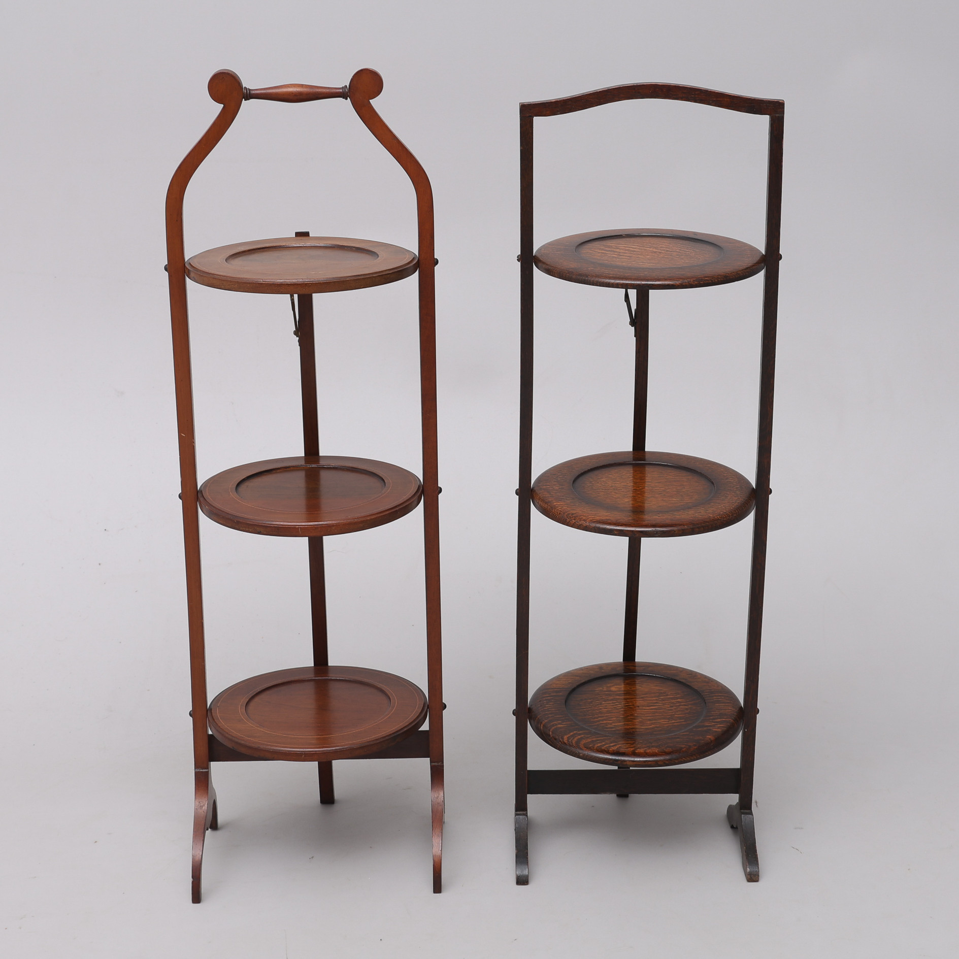CAKE STANDS, 2 ST, EK & MAHOGNY, STORBRITANNIEN, 1900-TALETS FÖRSTA HÄLFT.