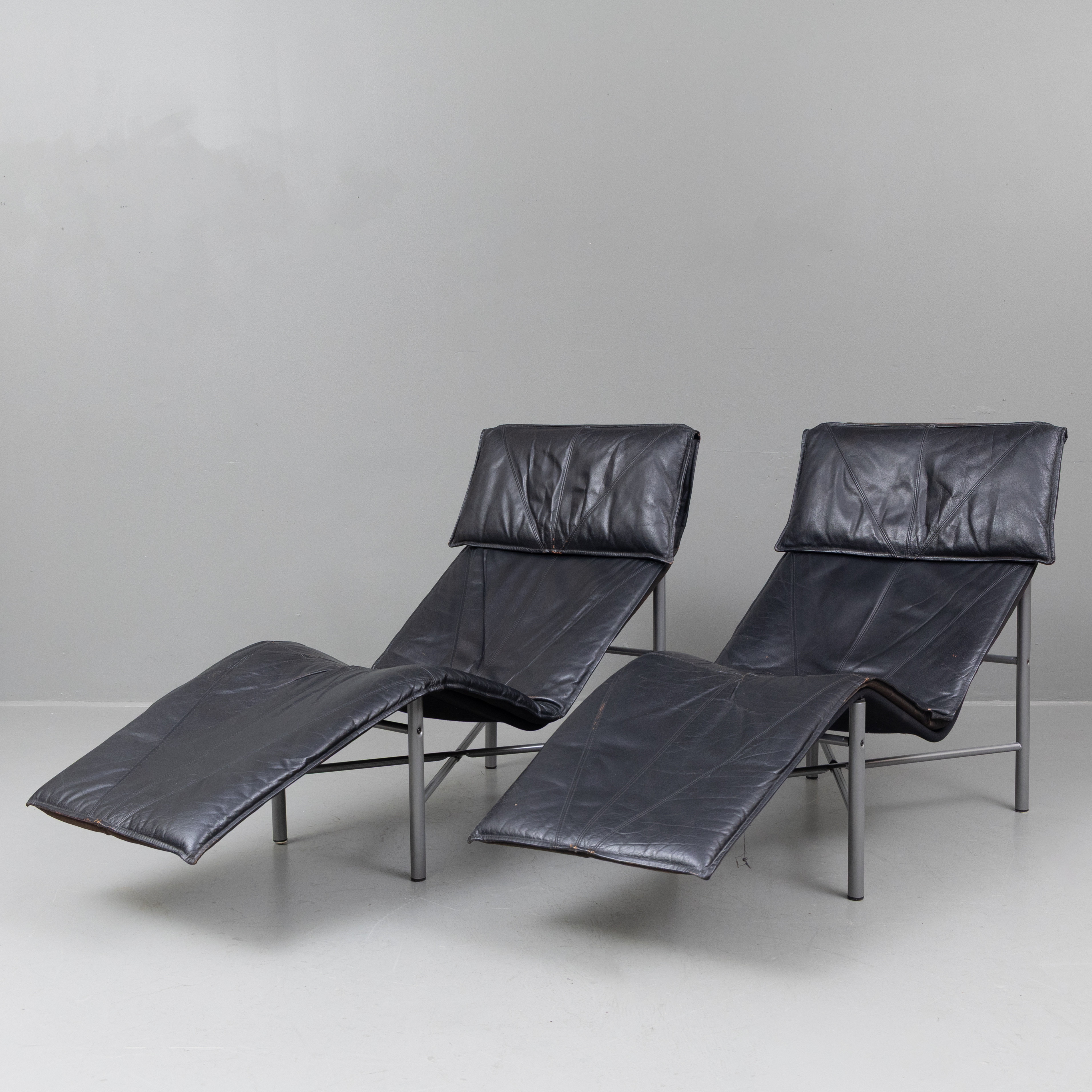 TORD BJÖRKLUND. vilfåtöljer, ett par, läder/metall, "Skye", IKEA, 1980/90-tal.