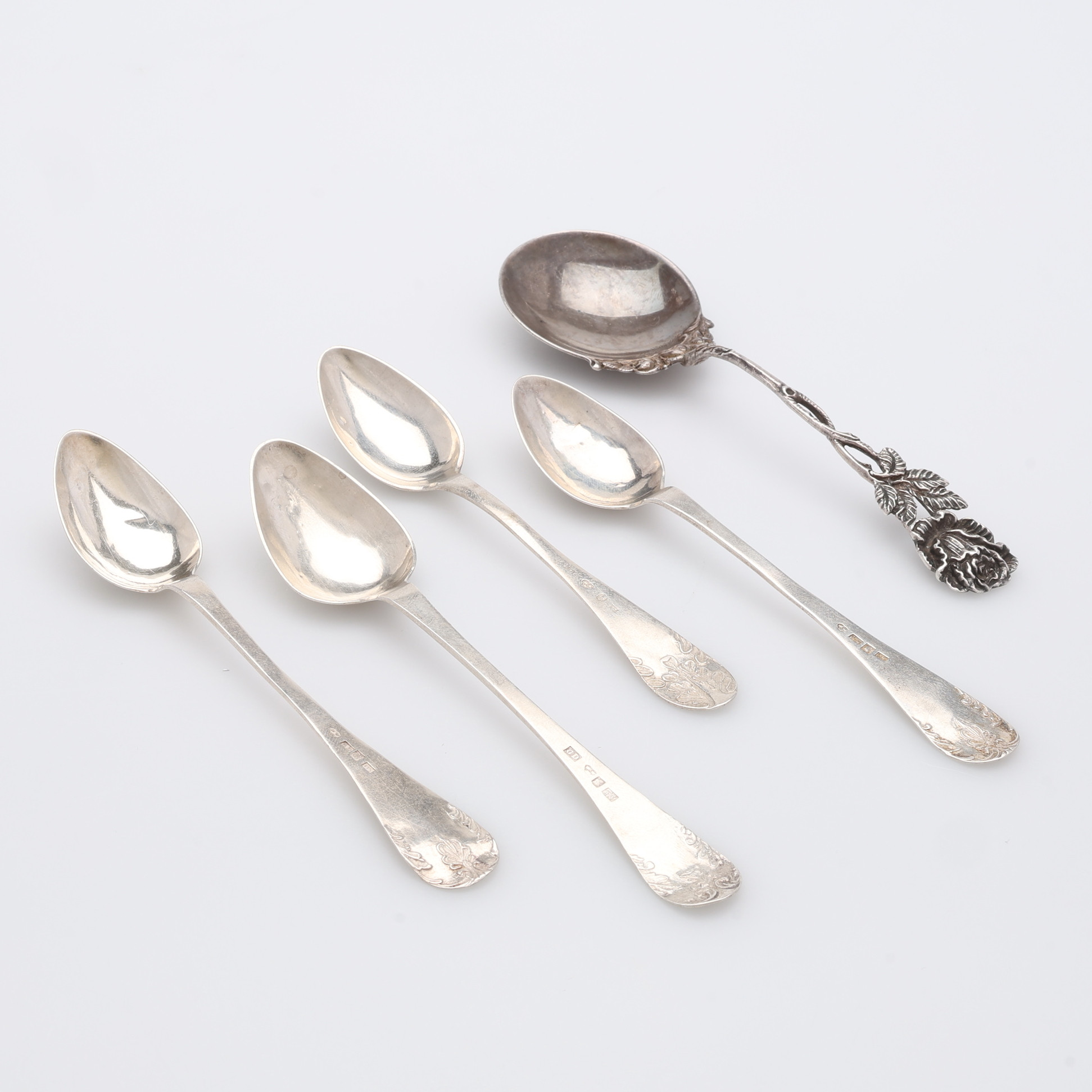TESKEDAR, 4 ST SAMT STRÖARE, silver, 18/1900-tal, olika smeder, totalt 57,6 g.