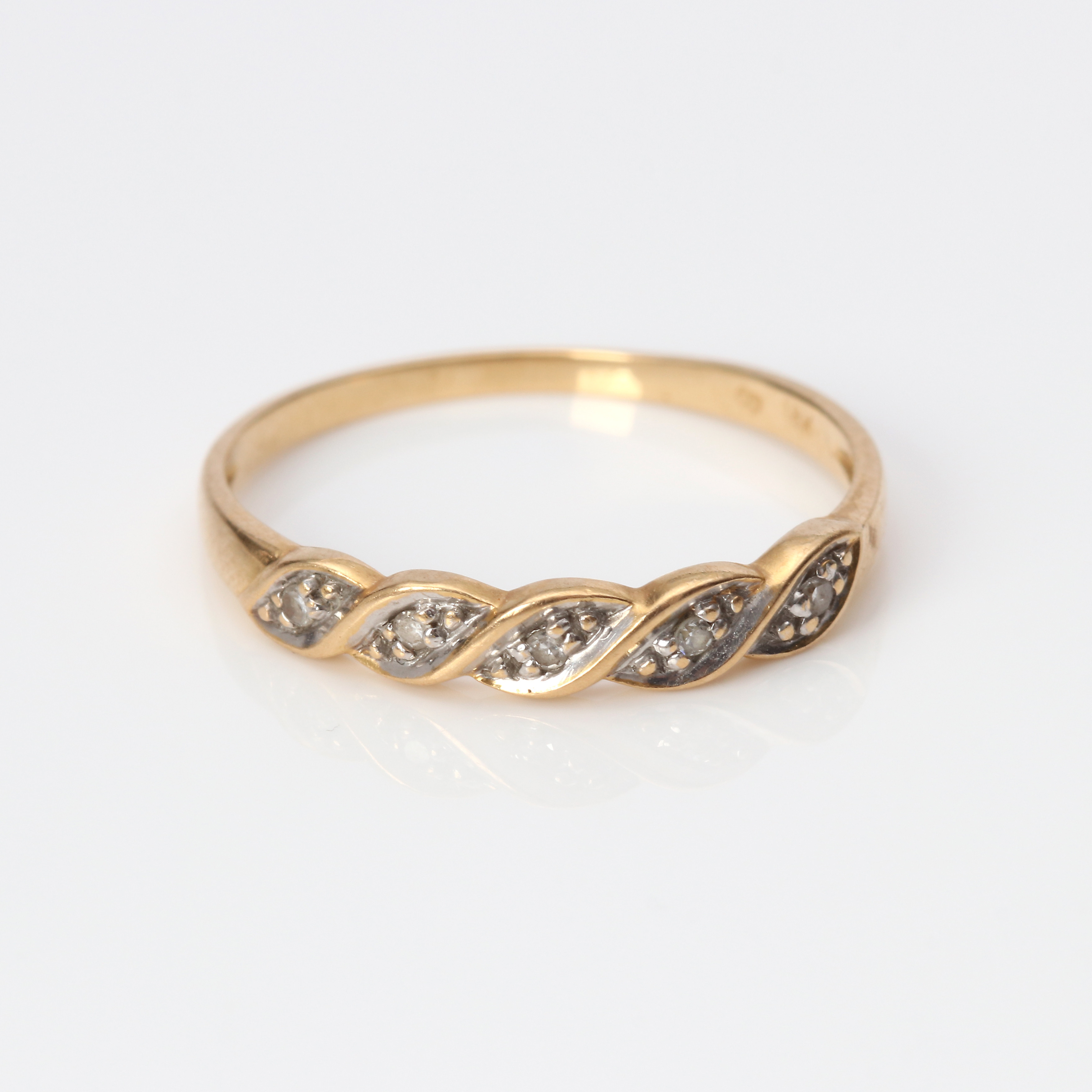 RING. 18k guld med små diamanter, vikt ca 1,5 gram.