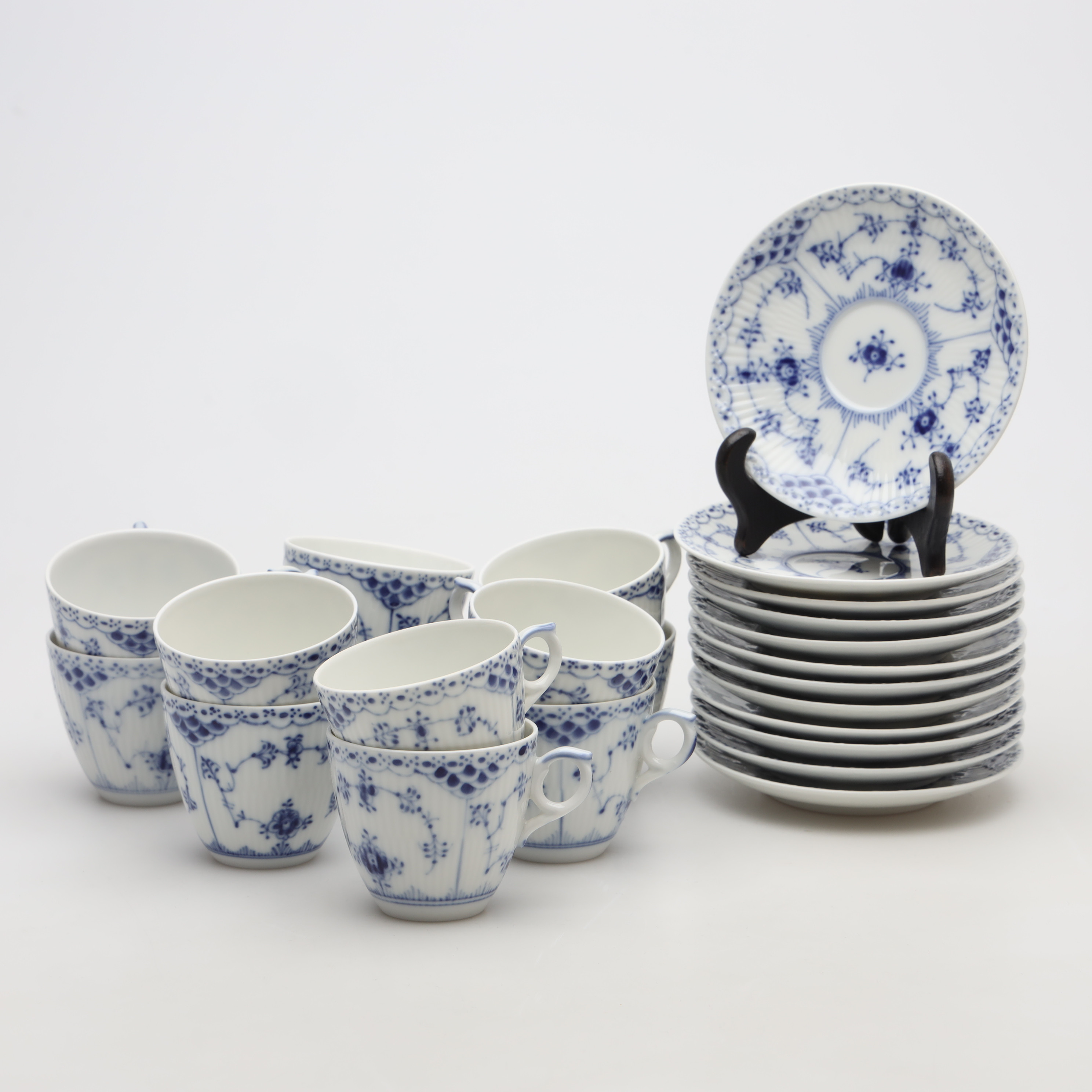 KAFFEKOPPAR samt FAT, 24 delar, "Musselmalet", 719, Royal Copenhagen.