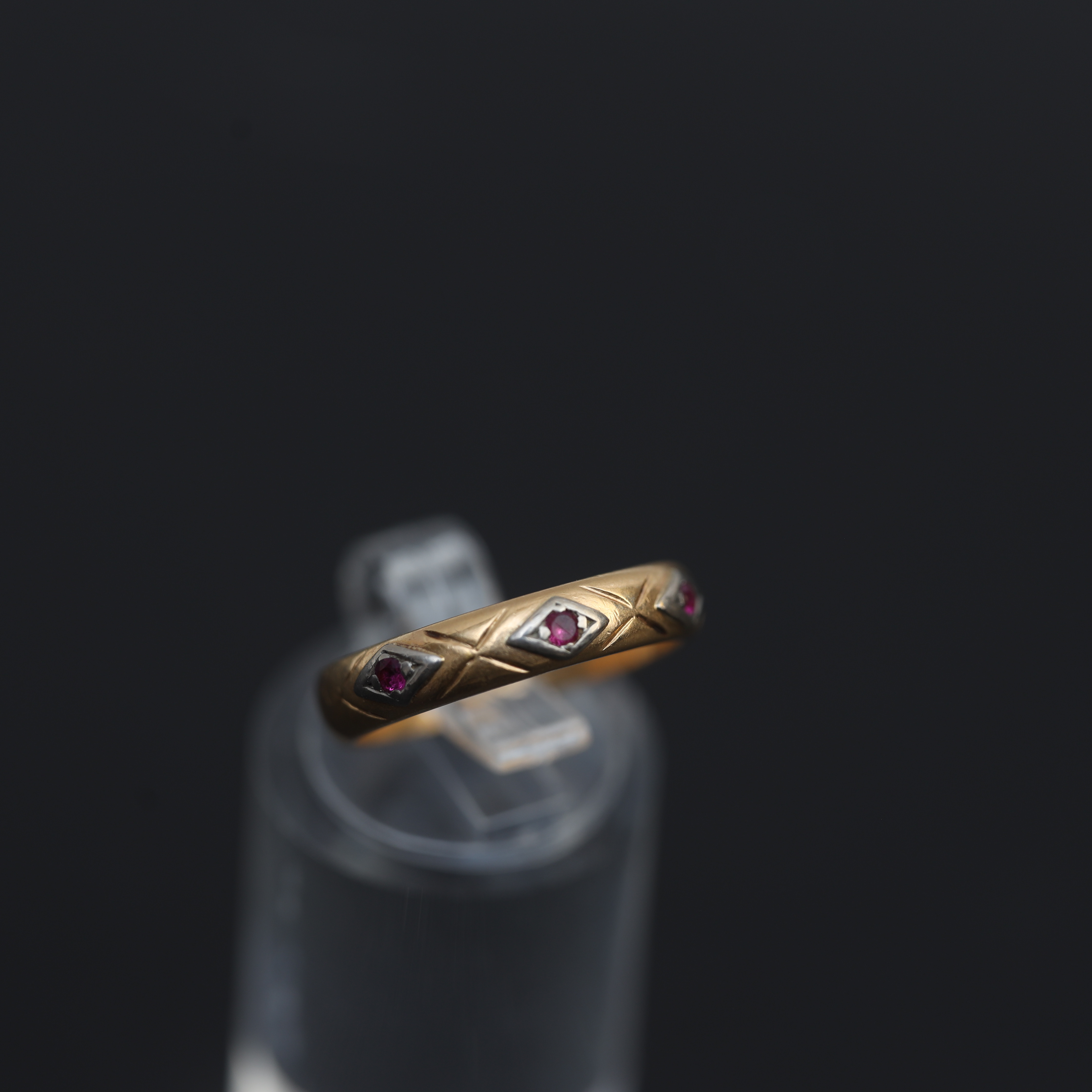 RING, 18k, med infattade röda dekorer.
